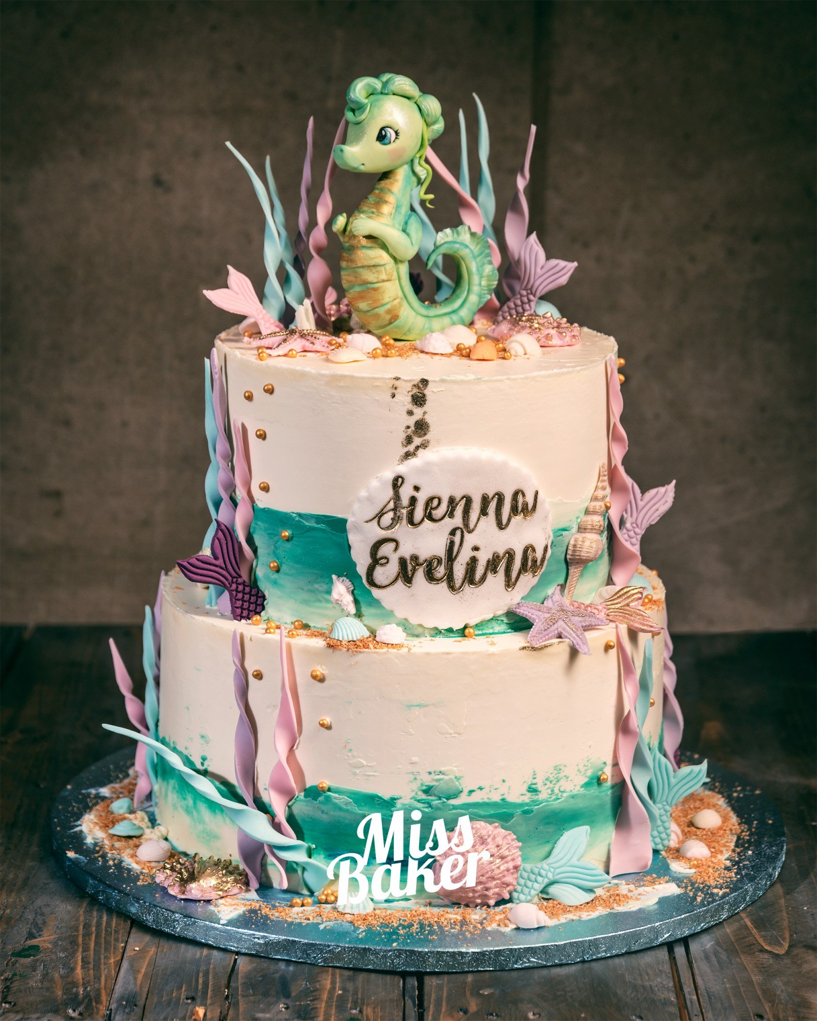 Torturi de botez — căluț de mare fondant, valuri pictate turcoaz, scoici decorative mov — Miss Baker Constanța