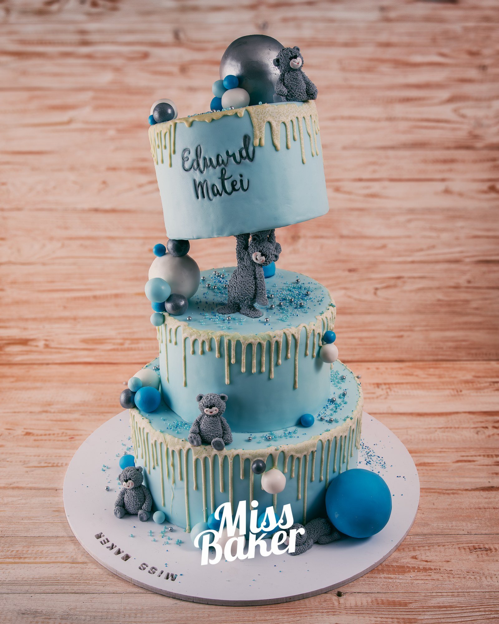 Torturi de botez — ursuleț modelat, bile decorative albastre, bile decorative argintii — Miss Baker Constanța