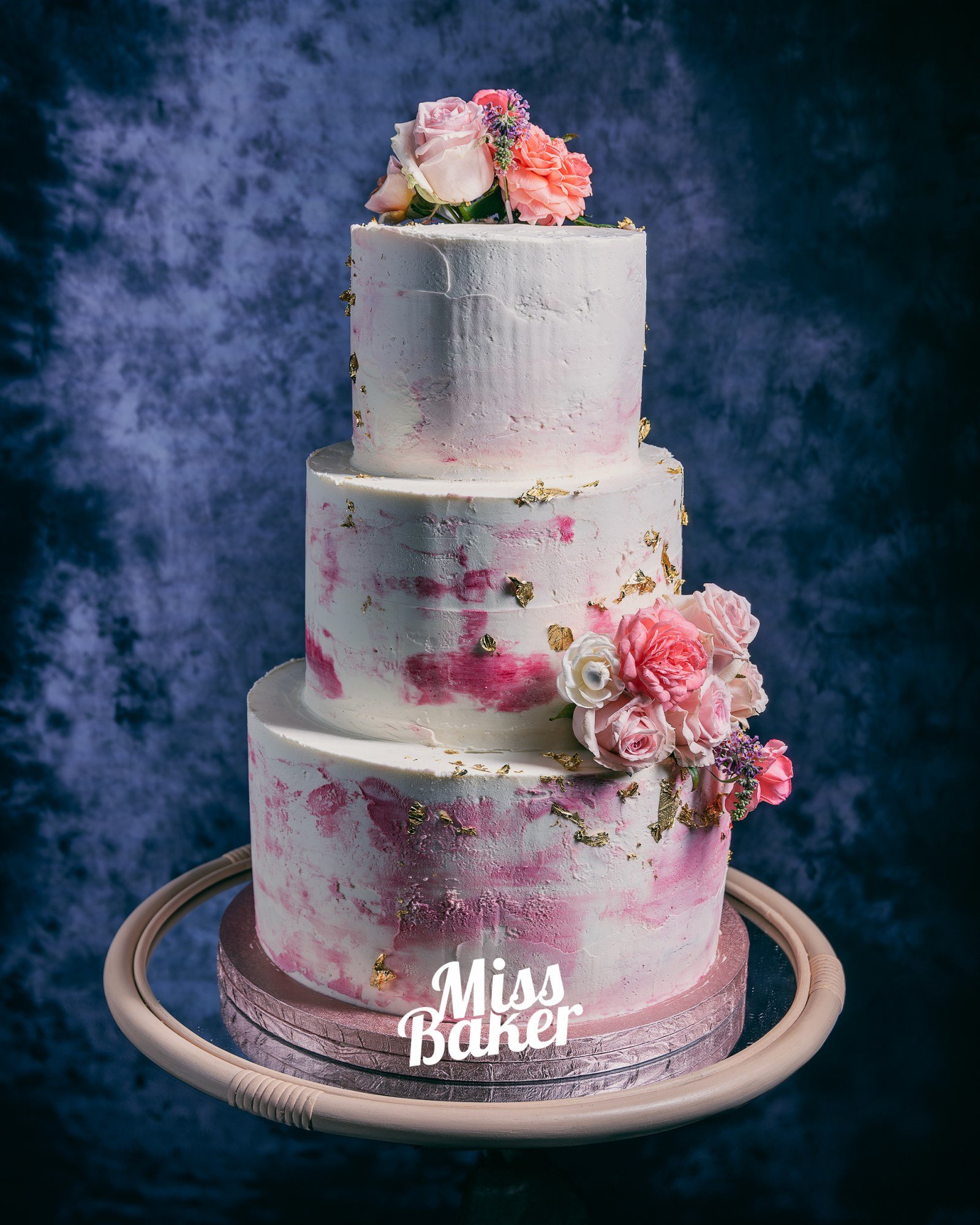 Torturi de nuntă de la Miss Baker — trei niveluri, aranjament floral lateral, flori naturale roz pal
