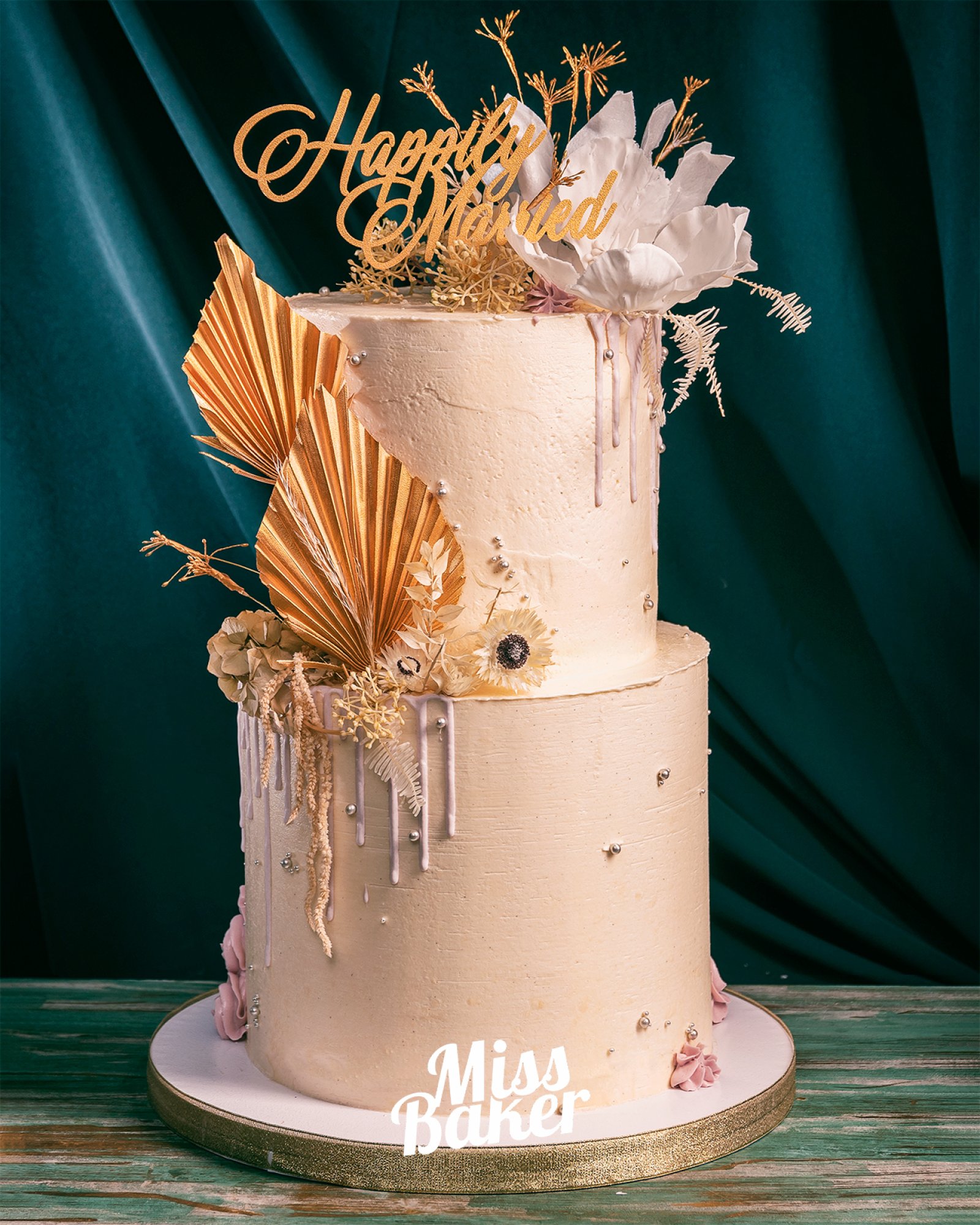 Torturi de nuntă de la Miss Baker — evantai auriu, topper caligrafic, flori uscate crem