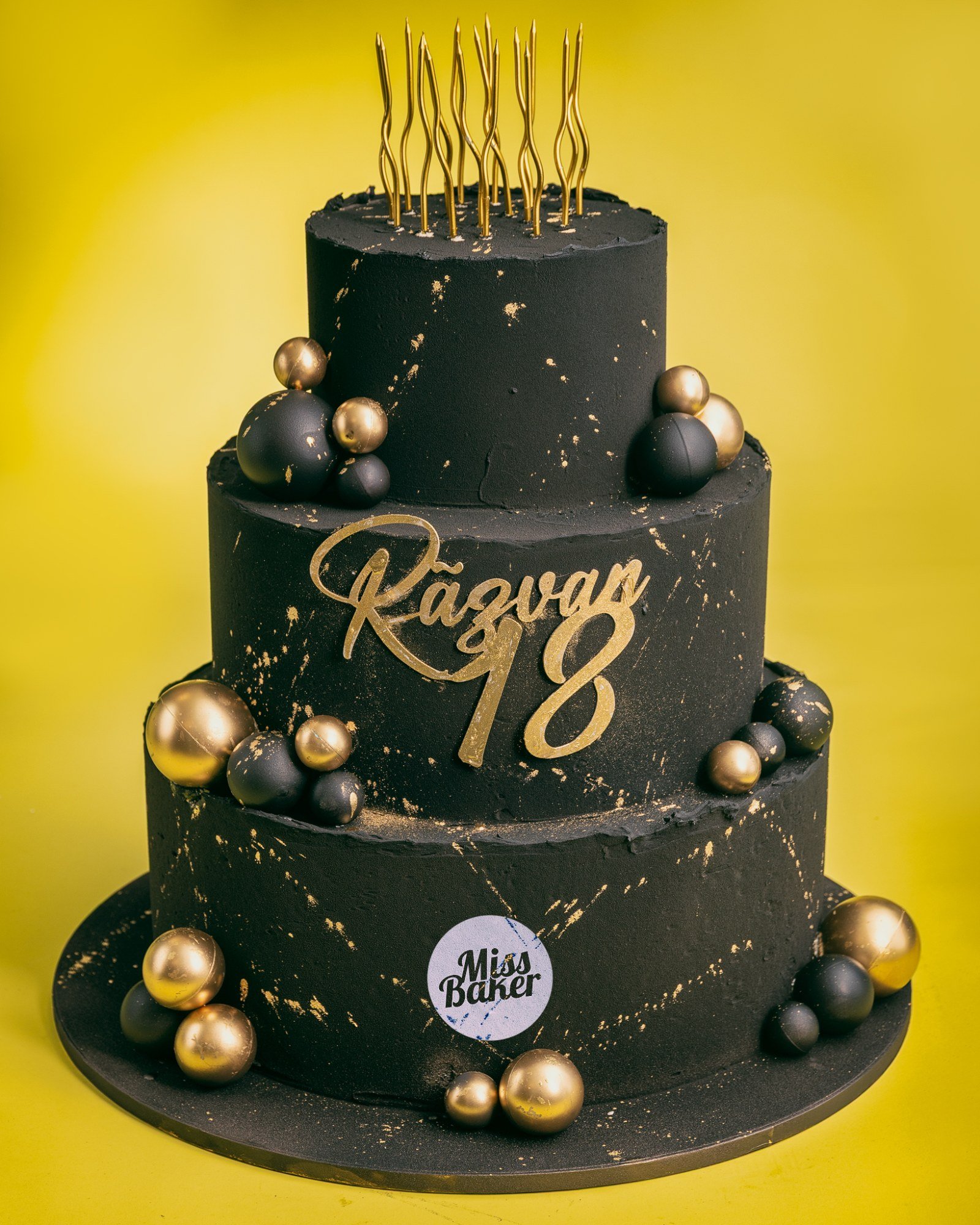 Torturi de nuntă de la Miss Baker — tort etajat, trei niveluri, personalizat