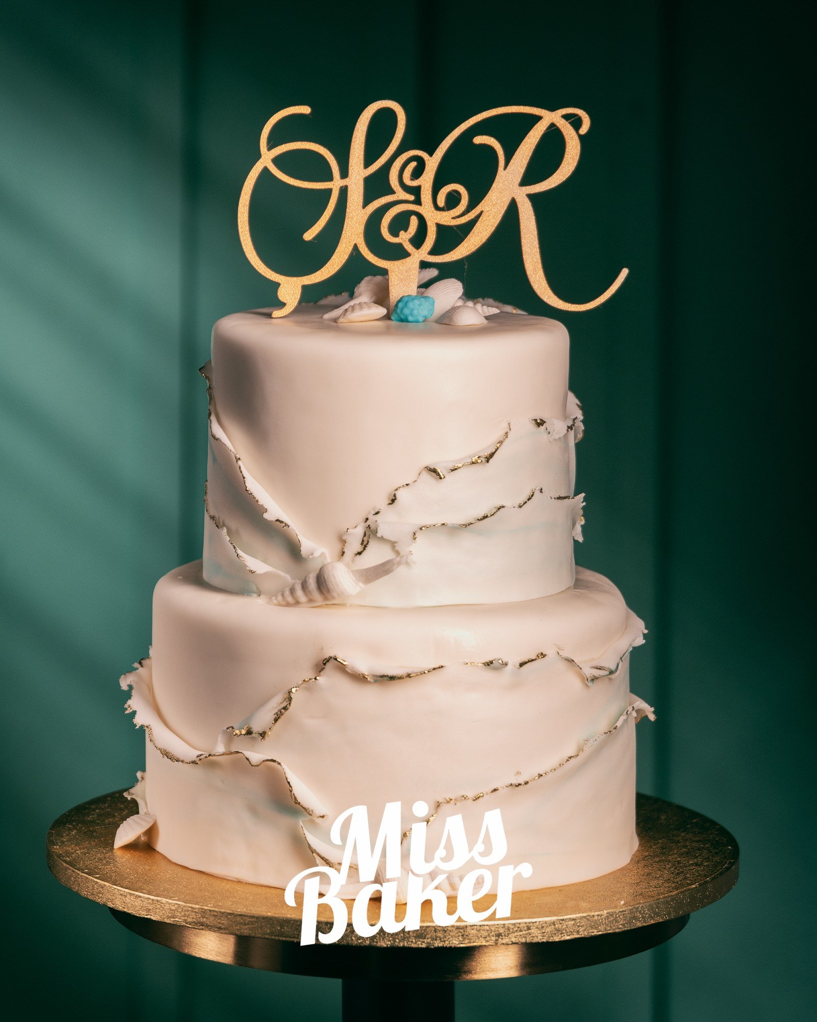 Torturi de nuntă de la Miss Baker — două niveluri, ruptură aurie, bordură neregulată