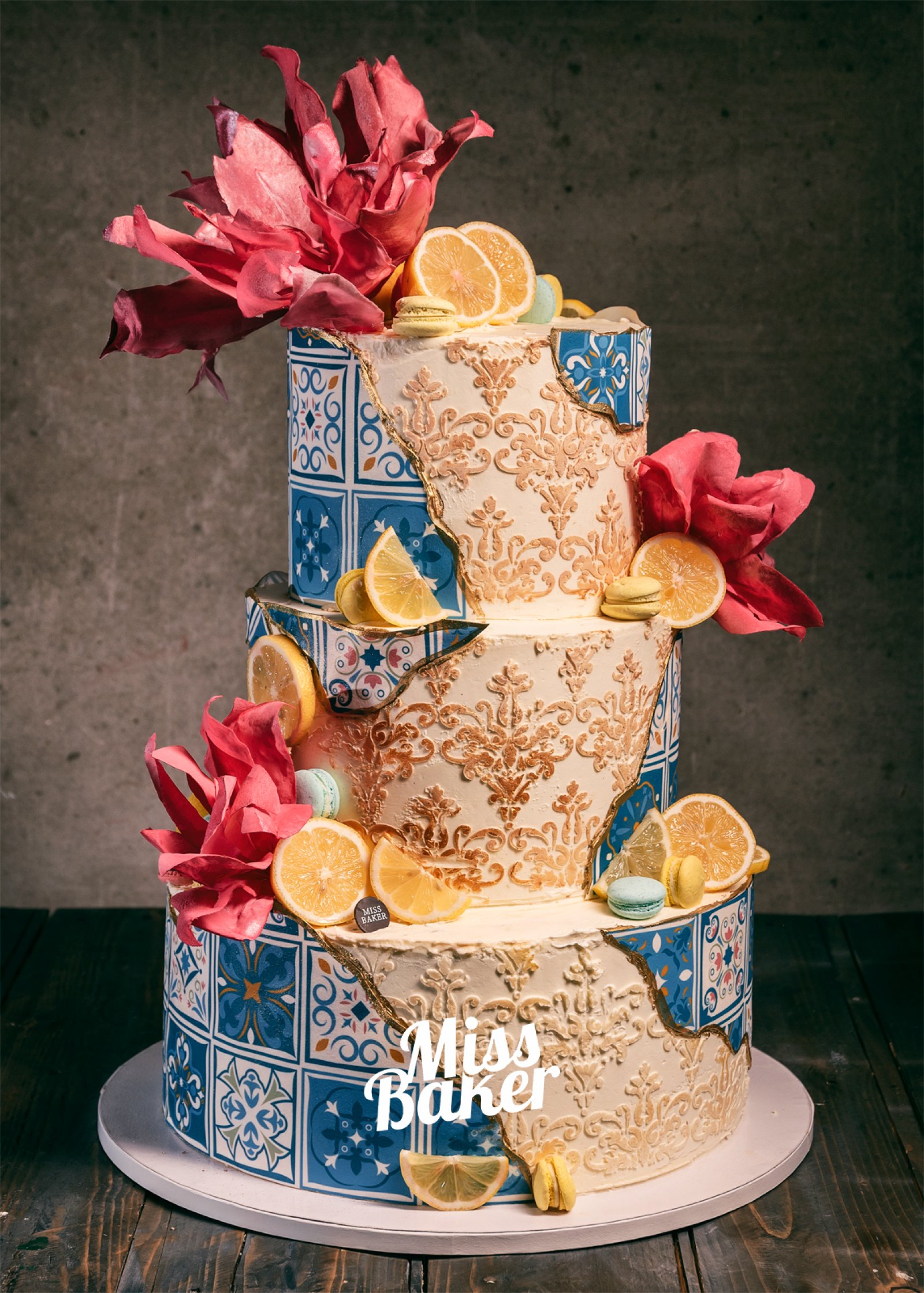 Torturi de nuntă de la Miss Baker — faianță albastră, model geometric ceramic, detaliu aurit reliefat
