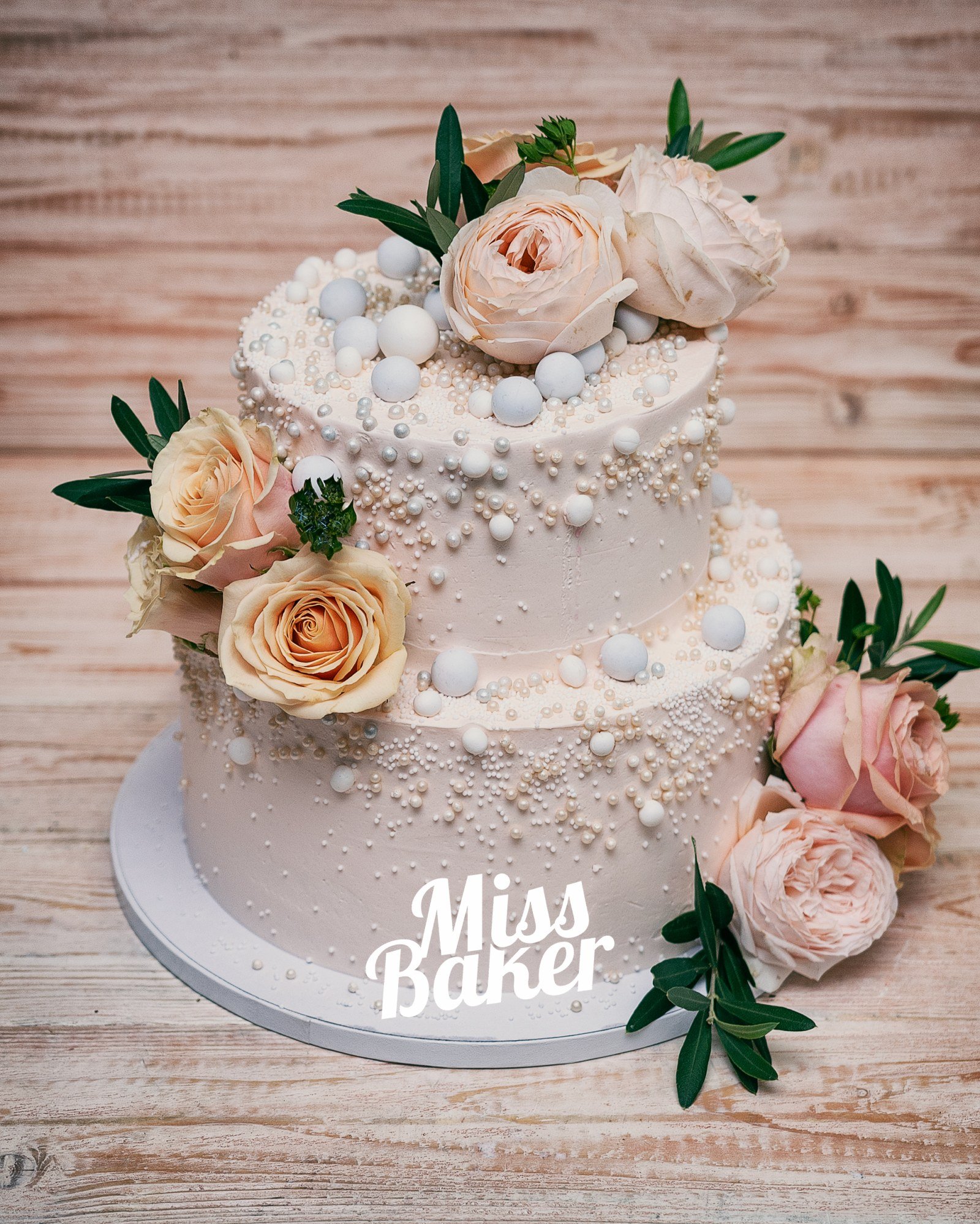 Torturi de nuntă de la Miss Baker — perle comestibile, trandafiri piersică, trandafiri roz pal