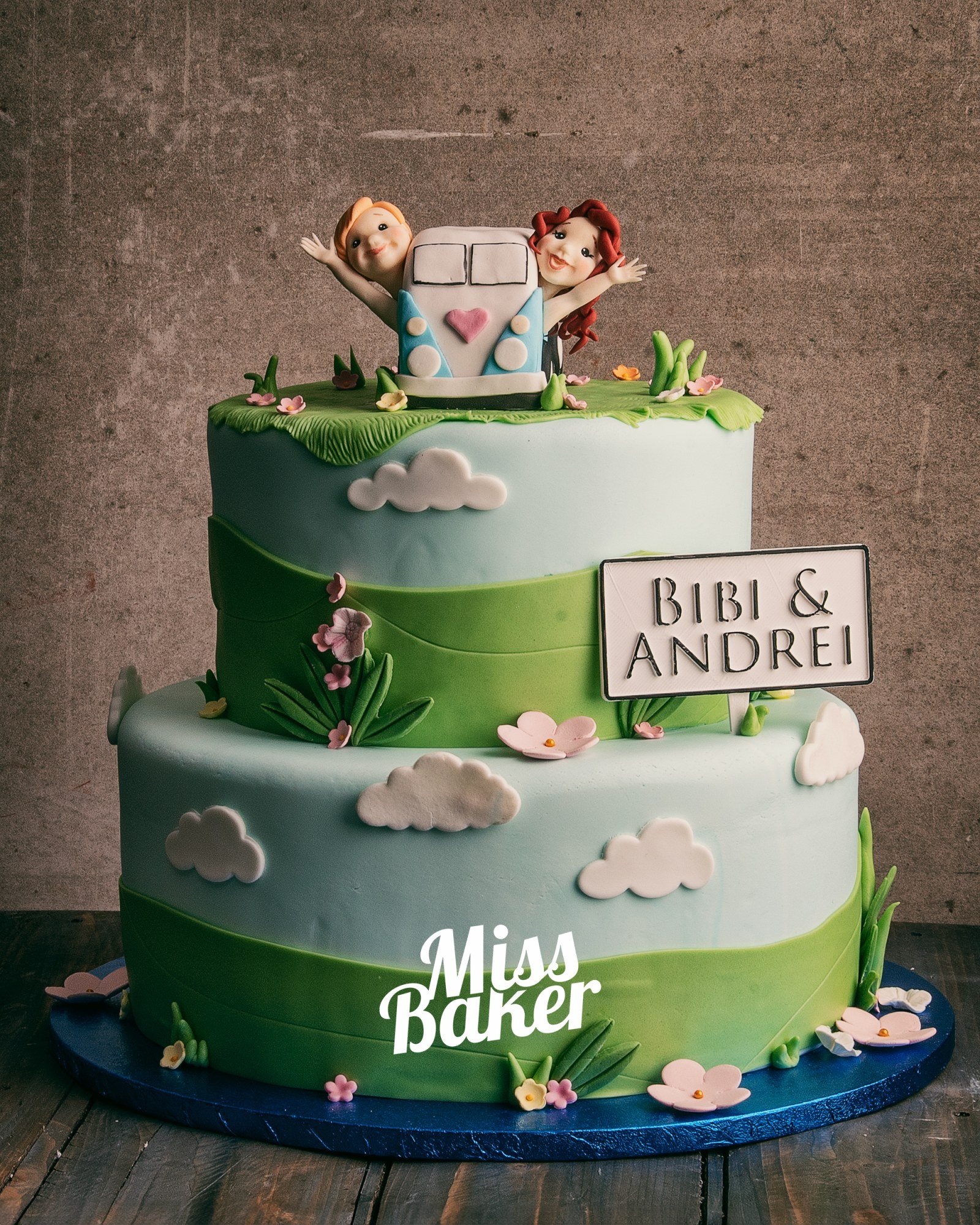 Torturi de botez — figurine mașină retro, două niveluri, nori pufoși — Miss Baker Constanța