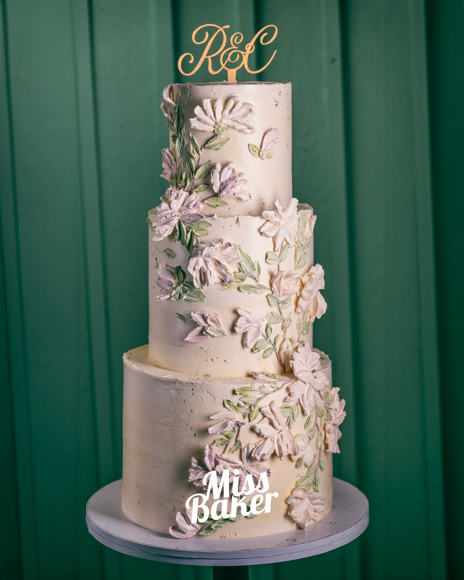 Torturi de nuntă de la Miss Baker — patru niveluri, flori pictate manual, verticalitate florală