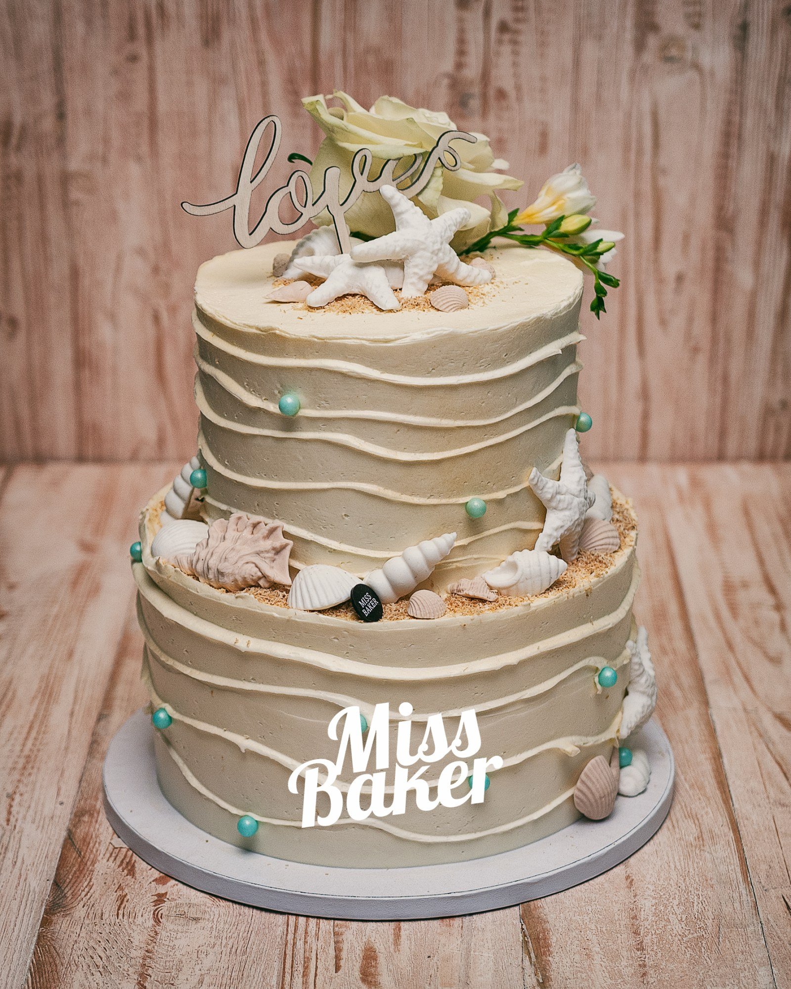 Torturi de nuntă de la Miss Baker — două niveluri, stea de mare albă, scoică spiralată