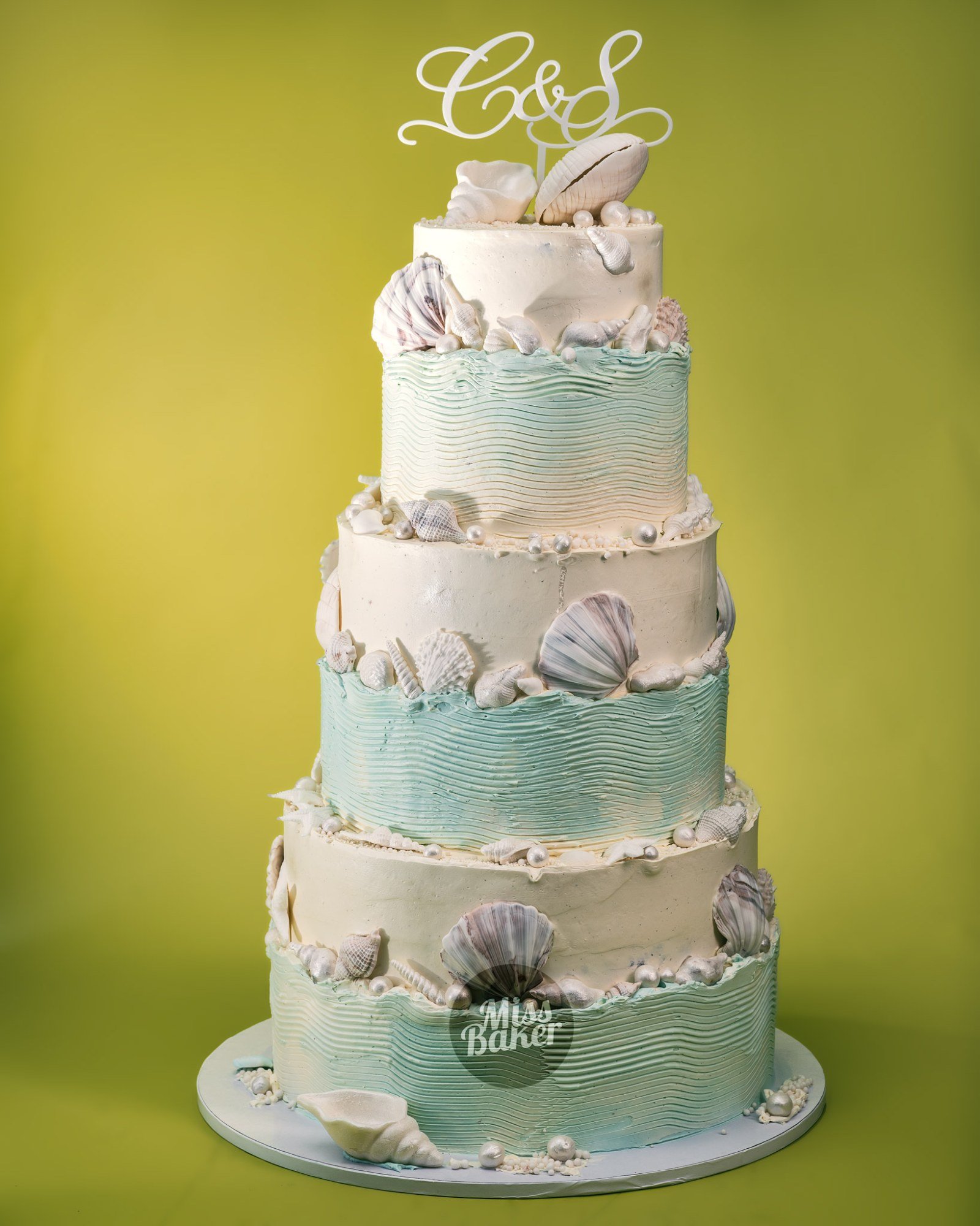 Torturi de nuntă de la Miss Baker — patru niveluri, tort etajat, buttercream