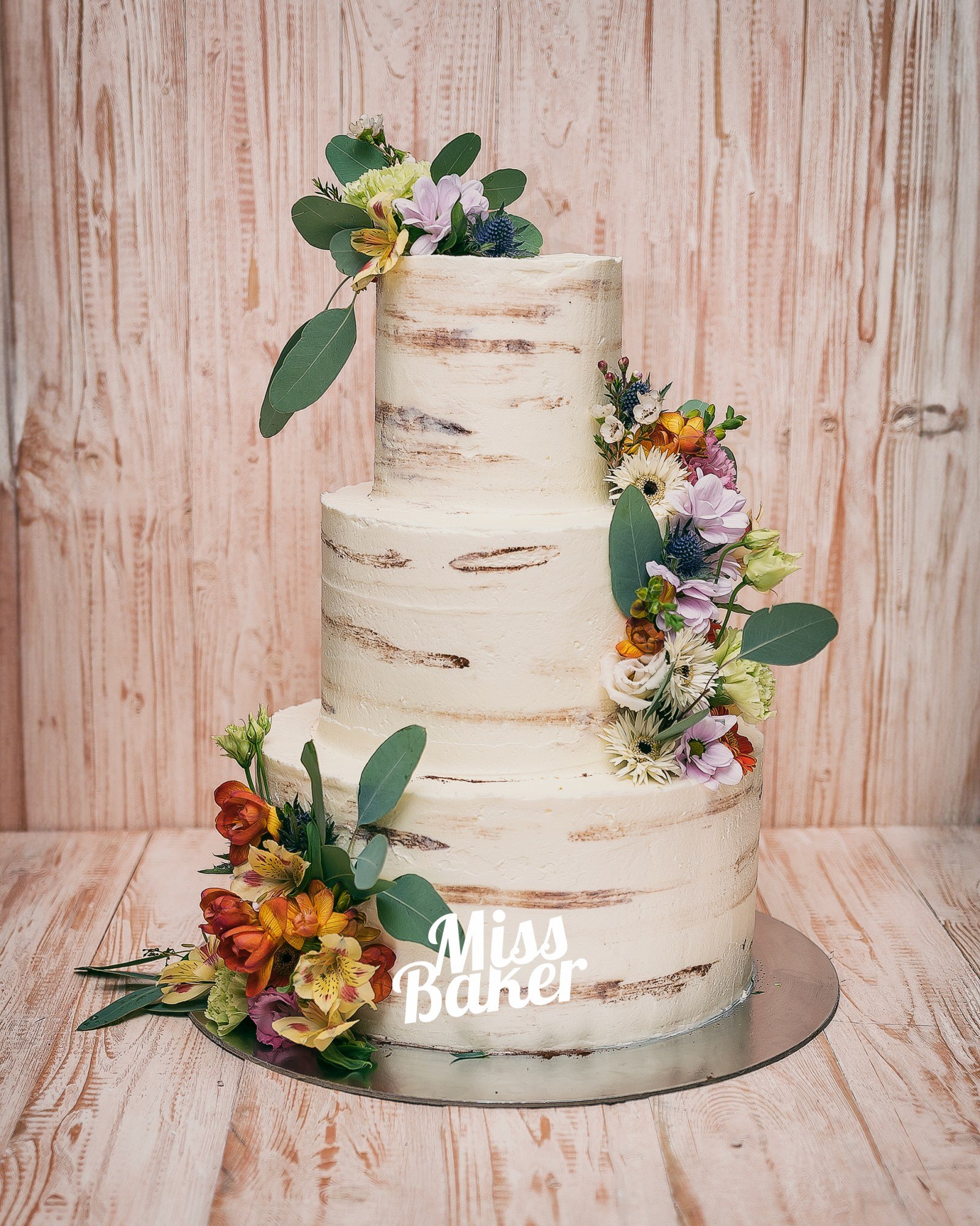 Torturi de nuntă de la Miss Baker — trei niveluri, aranjament floral diagonal, flori naturale