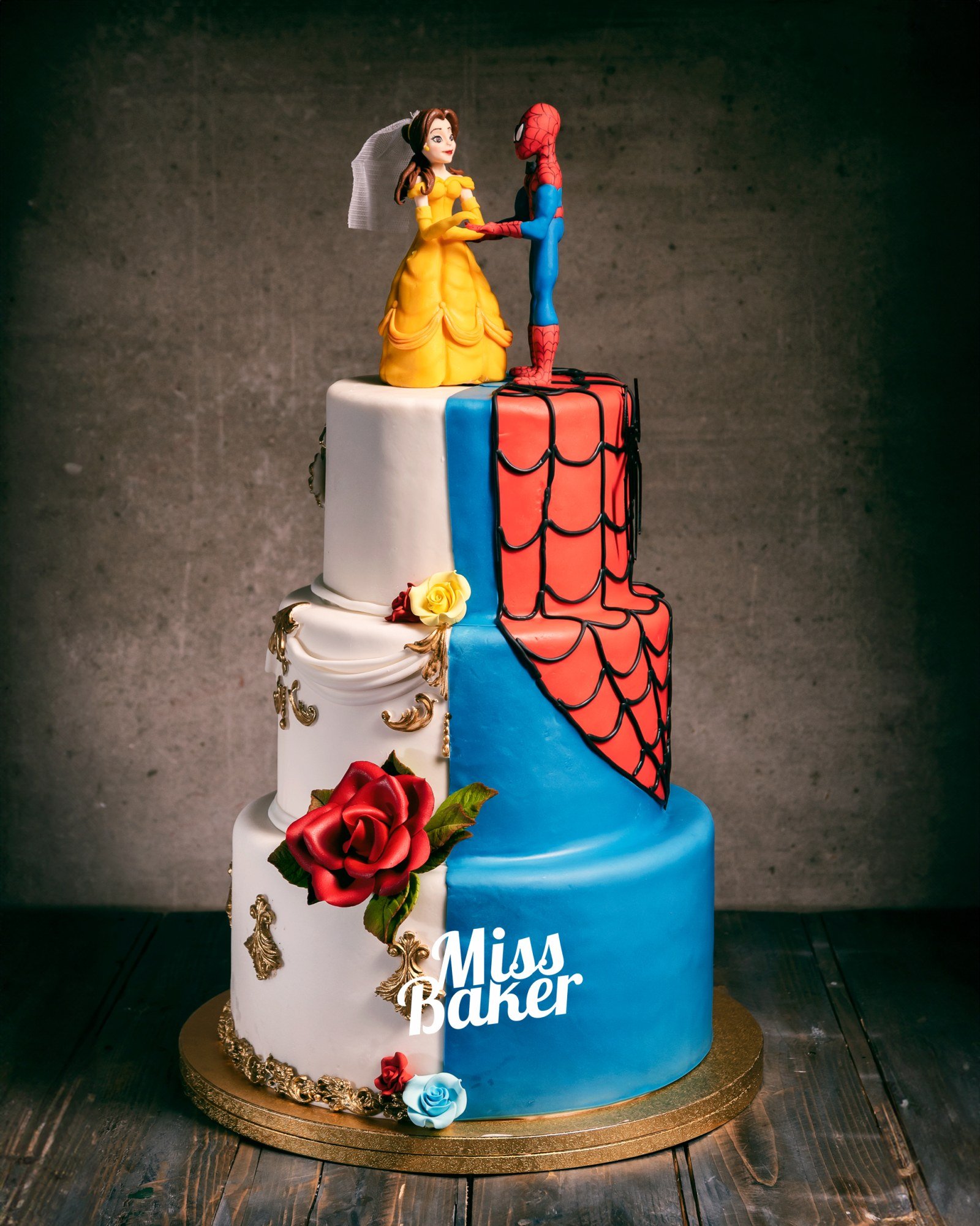 Torturi de nuntă de la Miss Baker — patru niveluri, figurine Belle, figurina Spiderman