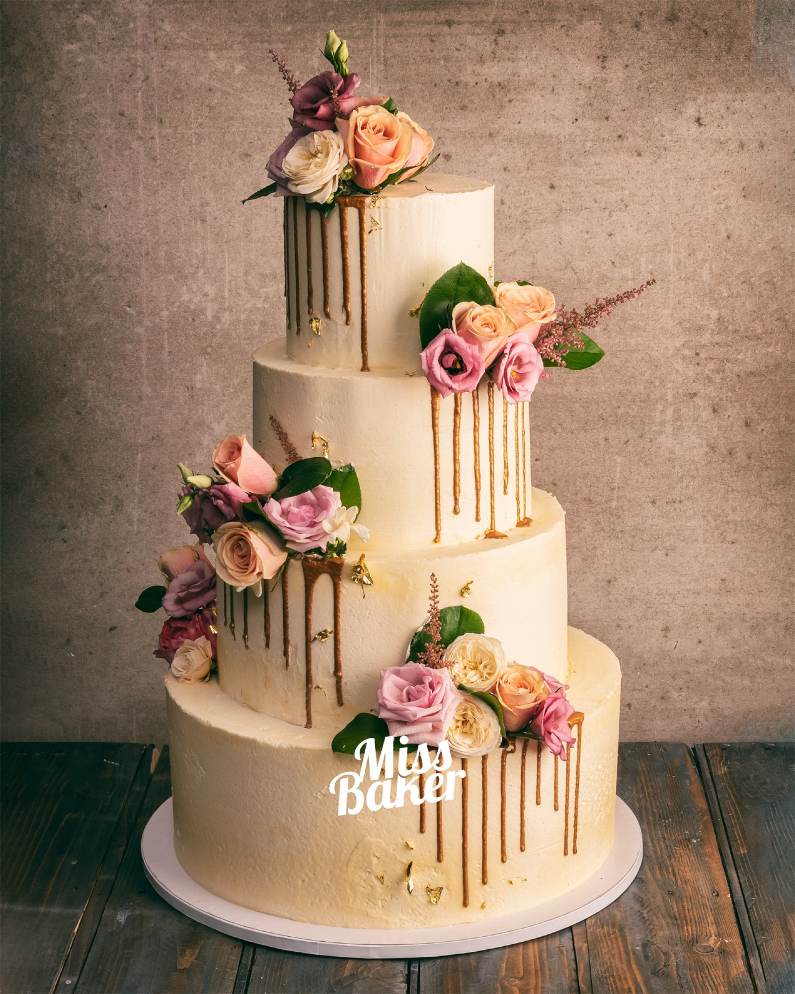 Torturi de nuntă de la Miss Baker — patru niveluri, tort etajat, aranjament floral asimetric