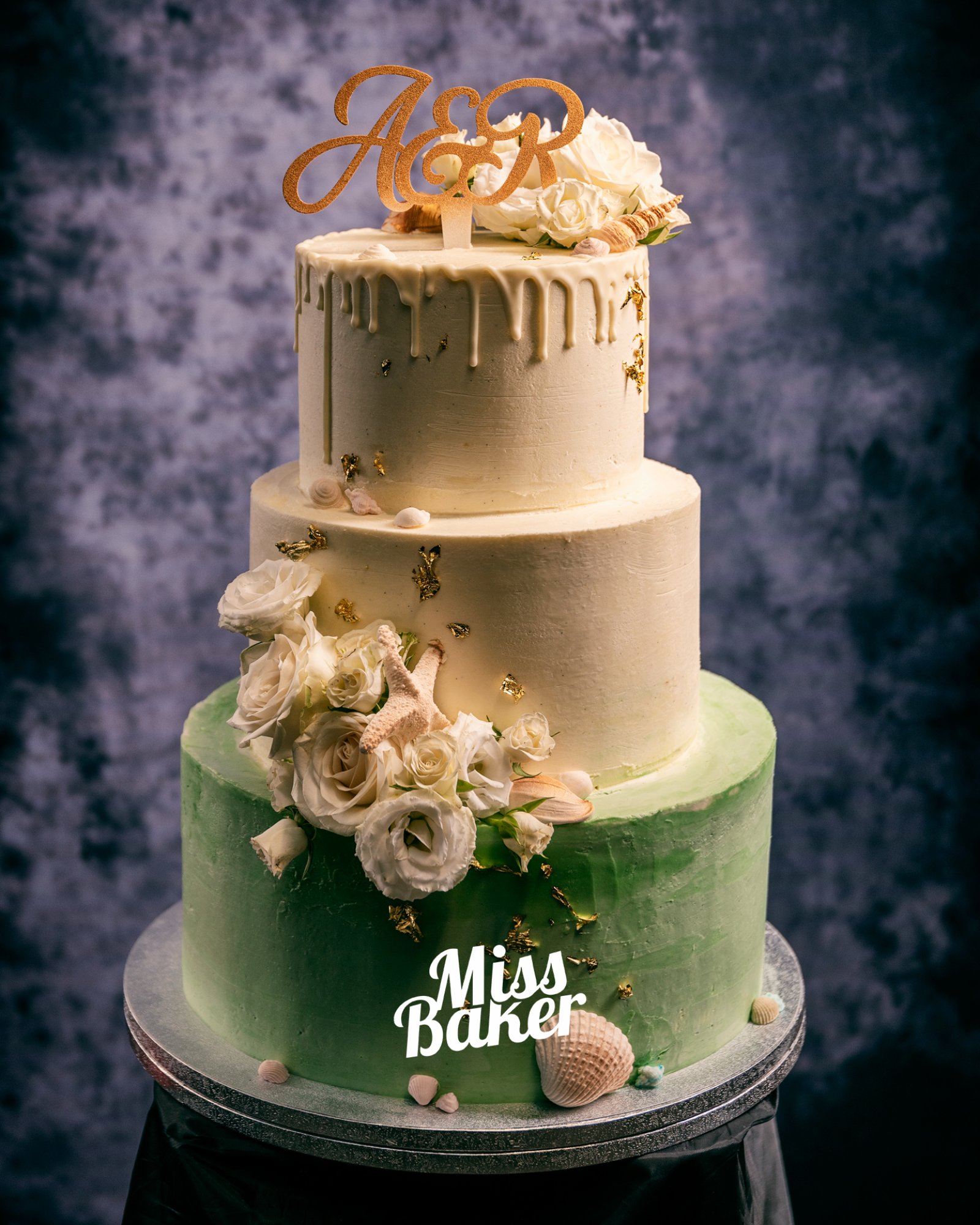 Torturi de nuntă de la Miss Baker — trei niveluri, flori naturale albe, scoică decorativă