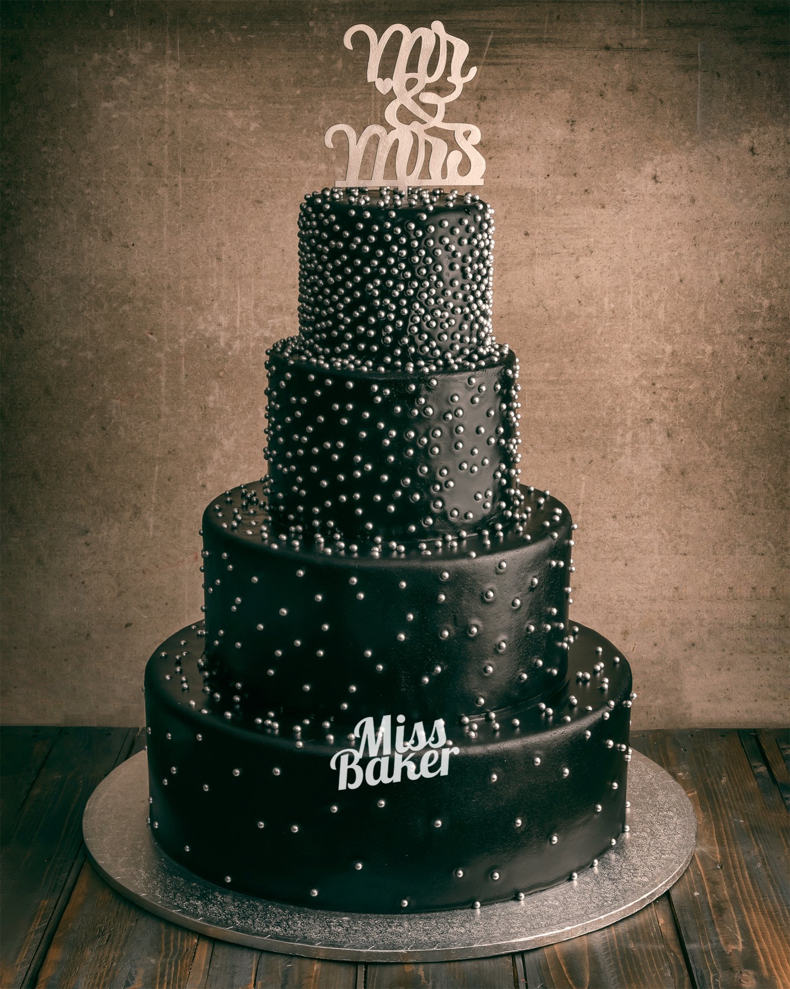 Torturi de nuntă de la Miss Baker — negru mat, perle argintii, topper personalizat