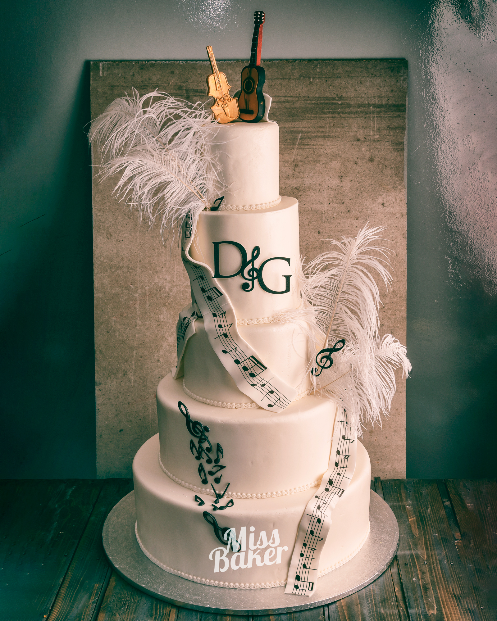 Torturi de nuntă de la Miss Baker — patru niveluri, tort etajat, decor muzical