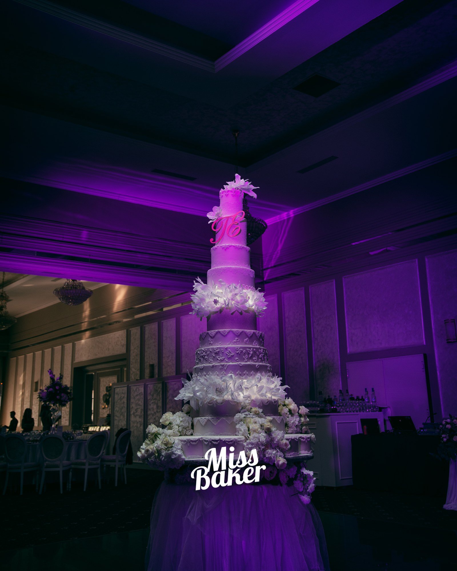 Torturi WoW — șase niveluri, flori voluminoase, iluminare violet — Miss Baker Constanța