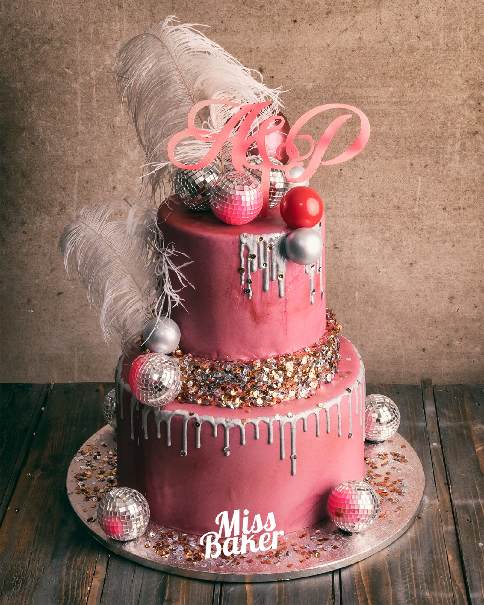 Torturi de nuntă de la Miss Baker — pene decorative albe, glob disco argintiu, glob decorativ roșu