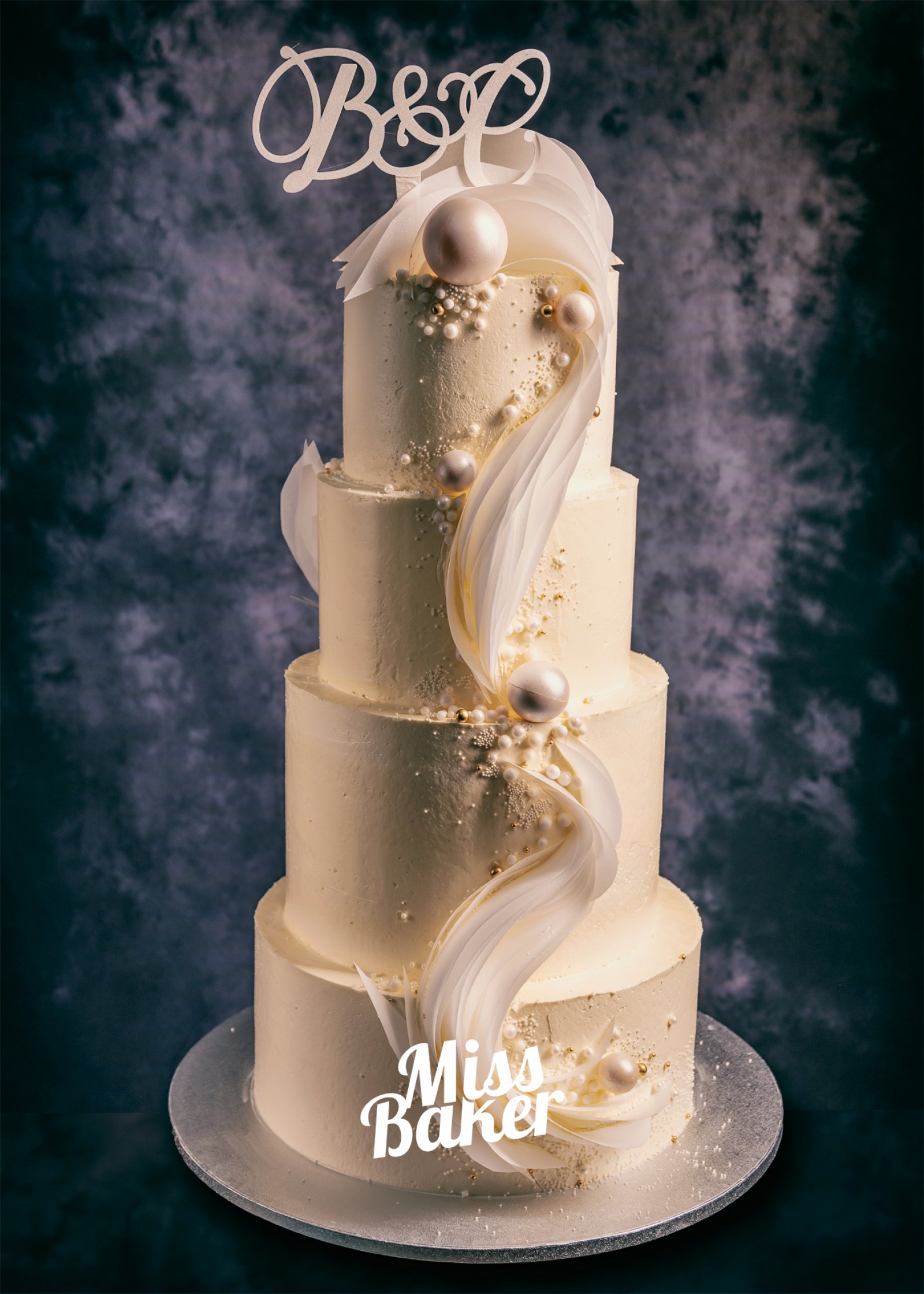 Torturi de nuntă de la Miss Baker — patru niveluri, tort etajat, detaliu sculptat