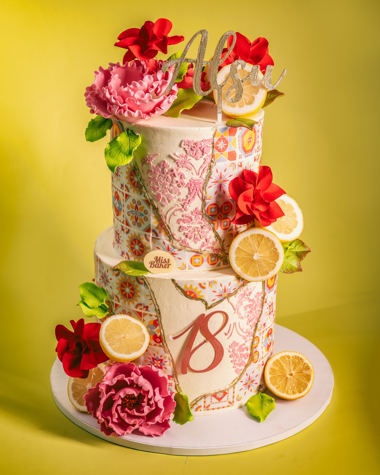 Torturi de nuntă de la Miss Baker — tort etajat, trei niveluri, decor aniversar