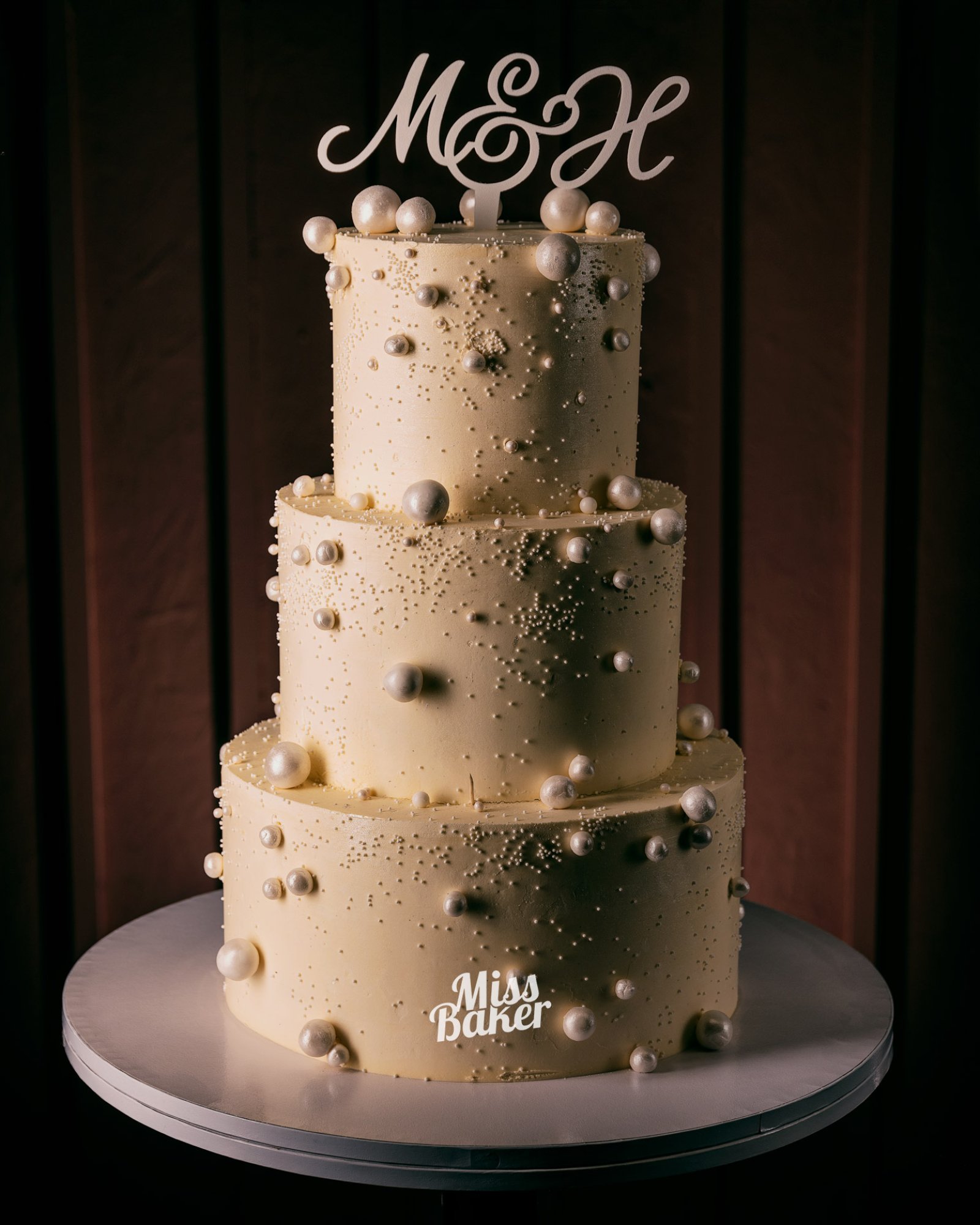 Torturi de nuntă de la Miss Baker — trei niveluri, perle comestibile, topper inițiale