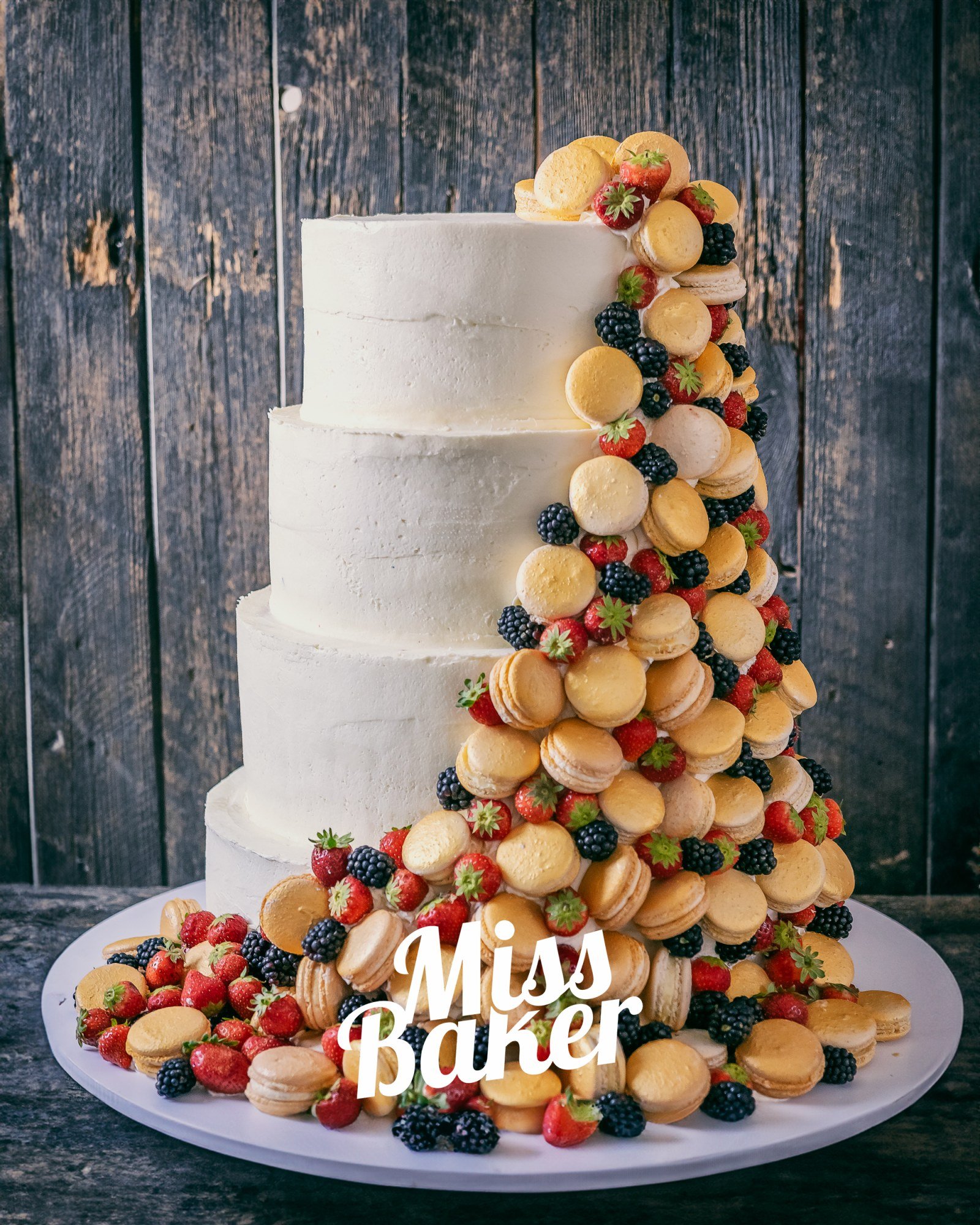 Torturi de nuntă de la Miss Baker — macaron galben, cascadă macarons, fructe de pădure