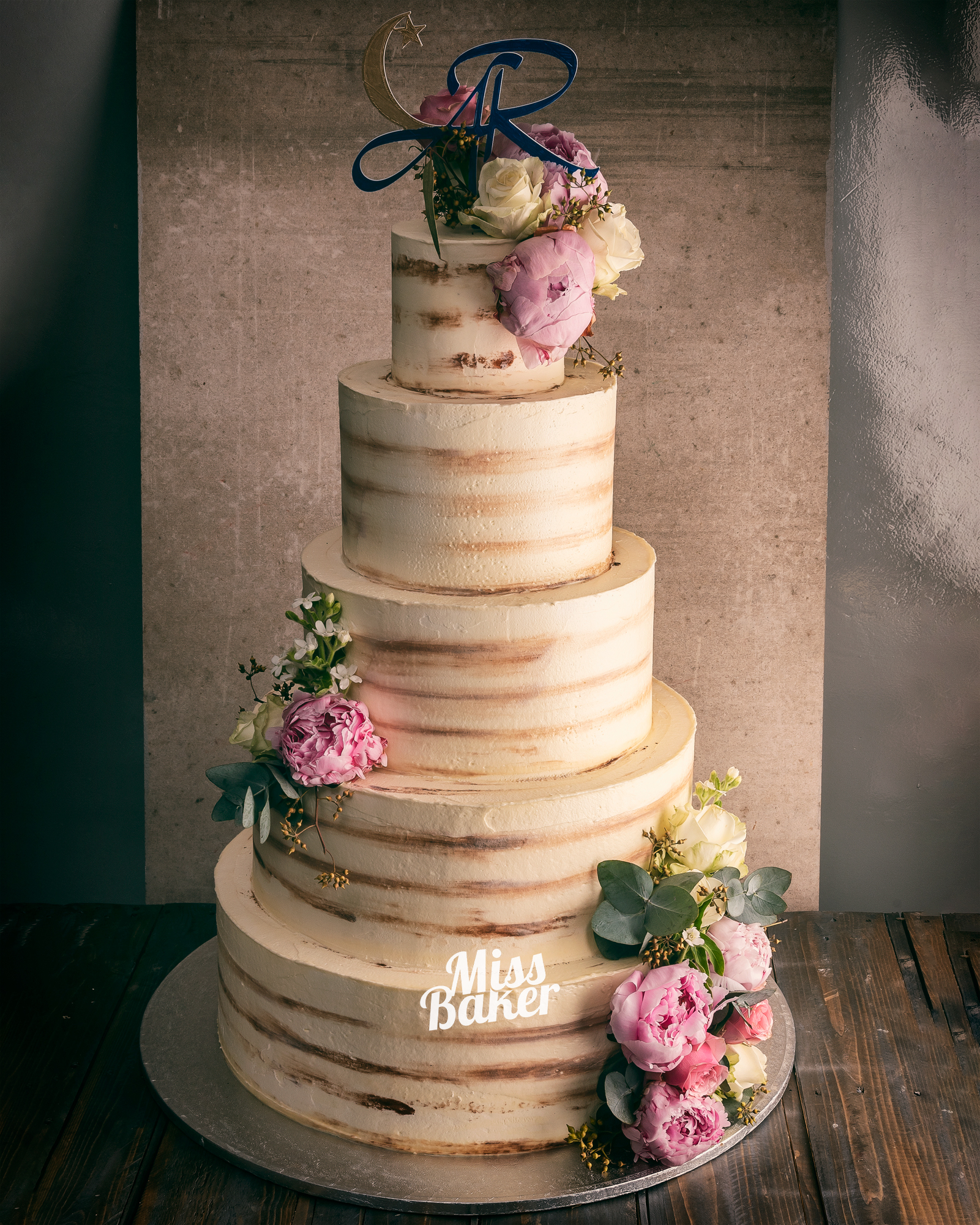 Torturi de nuntă de la Miss Baker — patru niveluri, tort etajat, aranjament asimetric