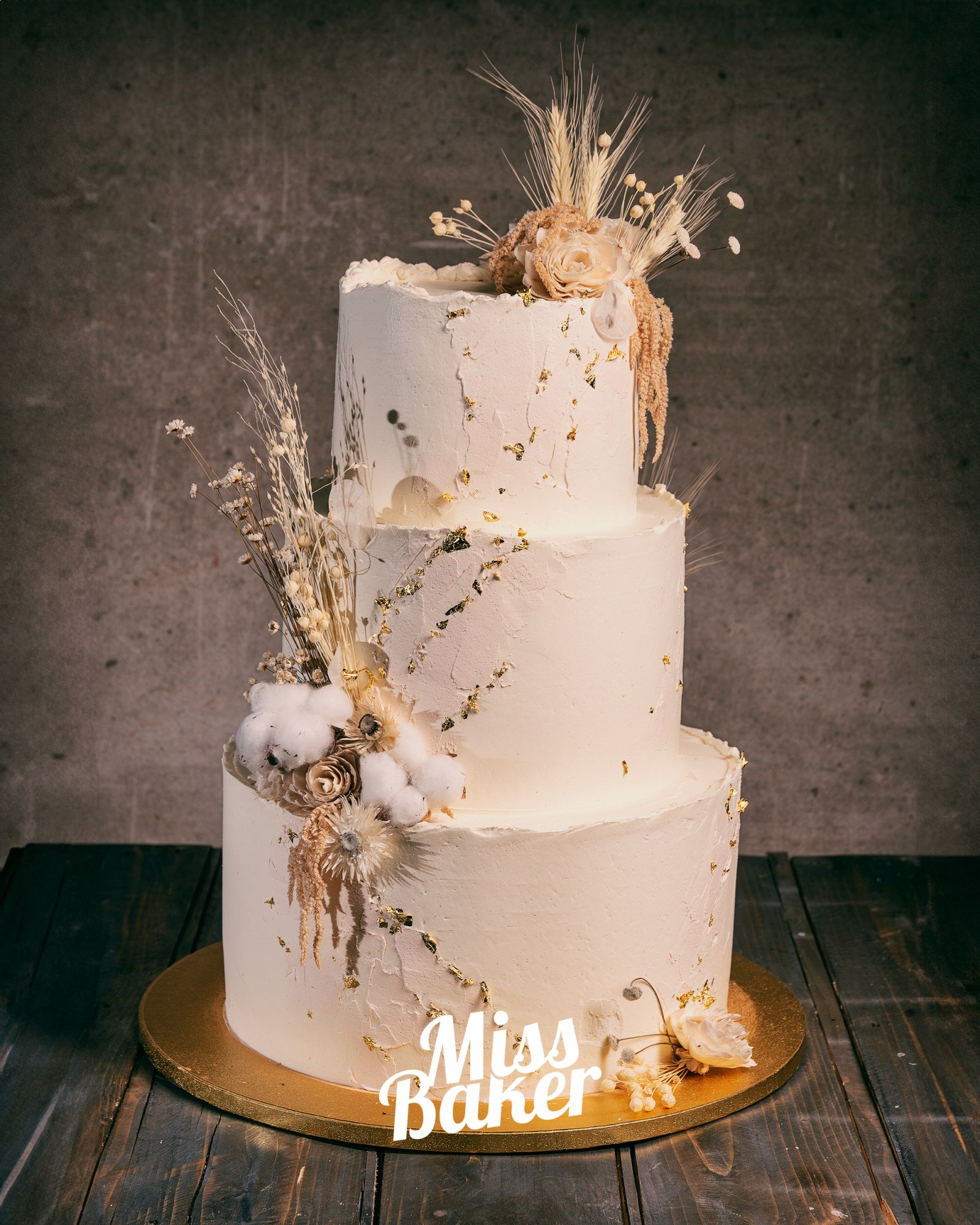 Torturi de nuntă de la Miss Baker — trei niveluri, aranjament floral asimetric, flori uscate