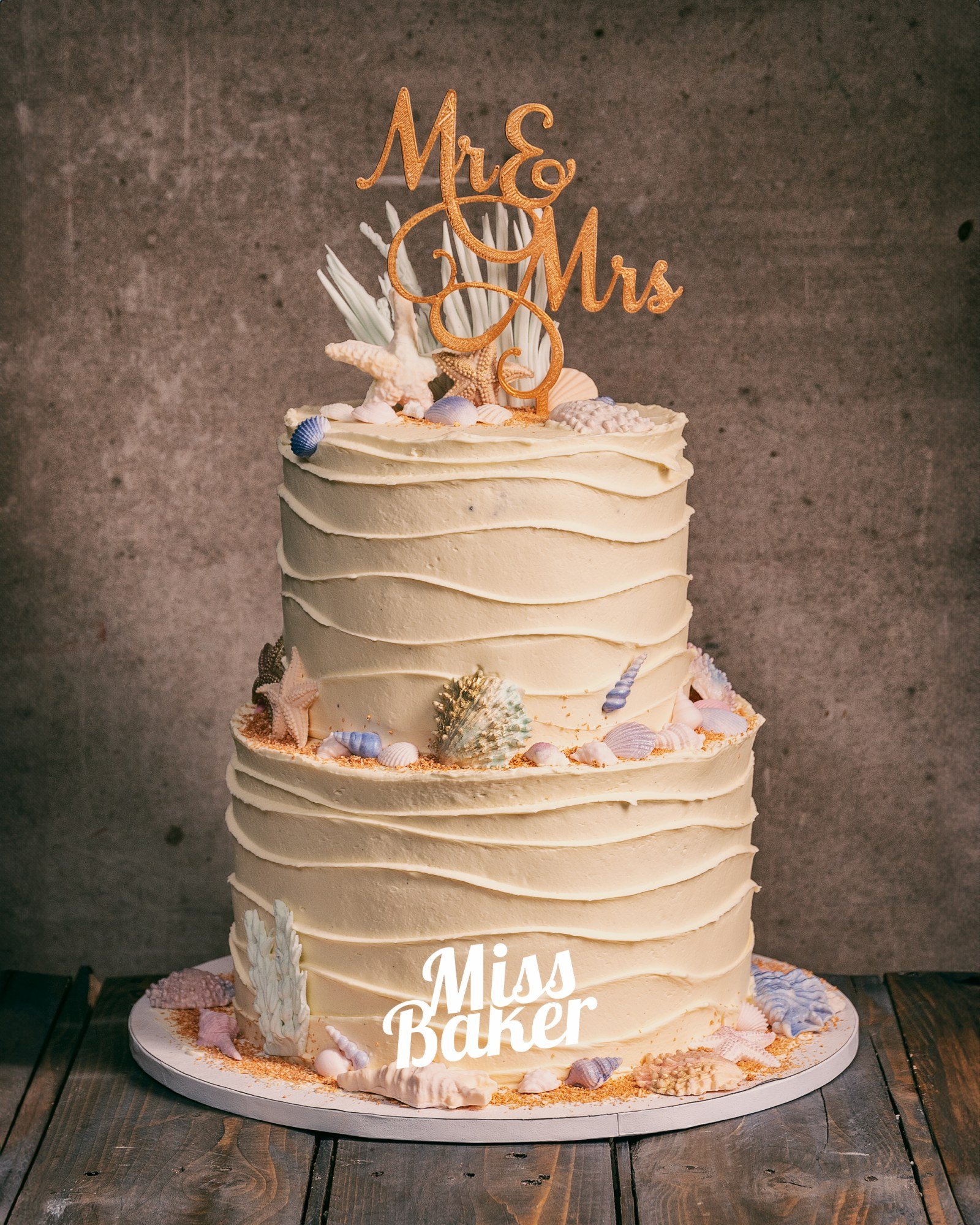 Torturi de nuntă de la Miss Baker — două niveluri, textură ondulată, topper Mr & Mrs