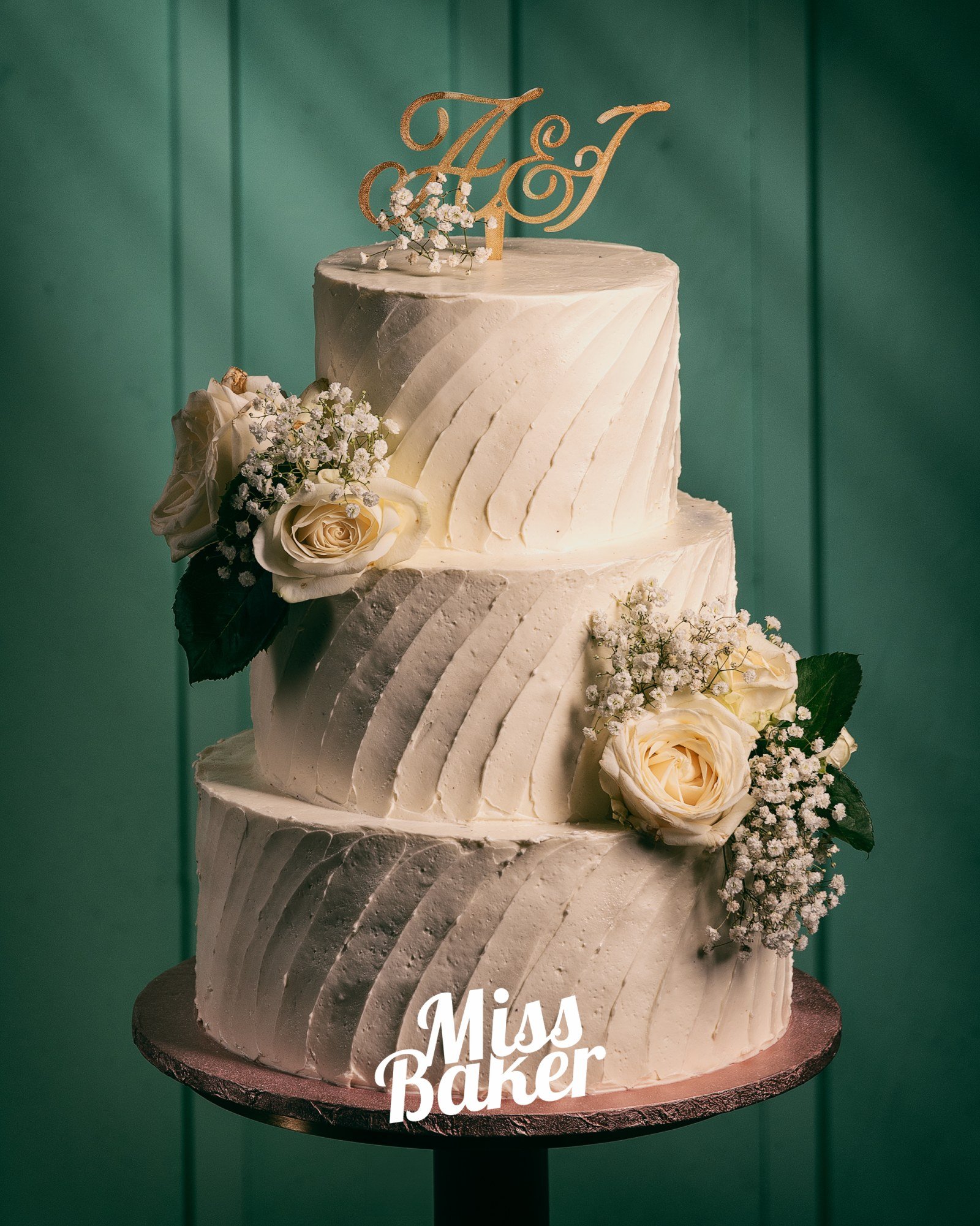Torturi de nuntă de la Miss Baker — trei niveluri, trandafir alb natural, gypsophila albă