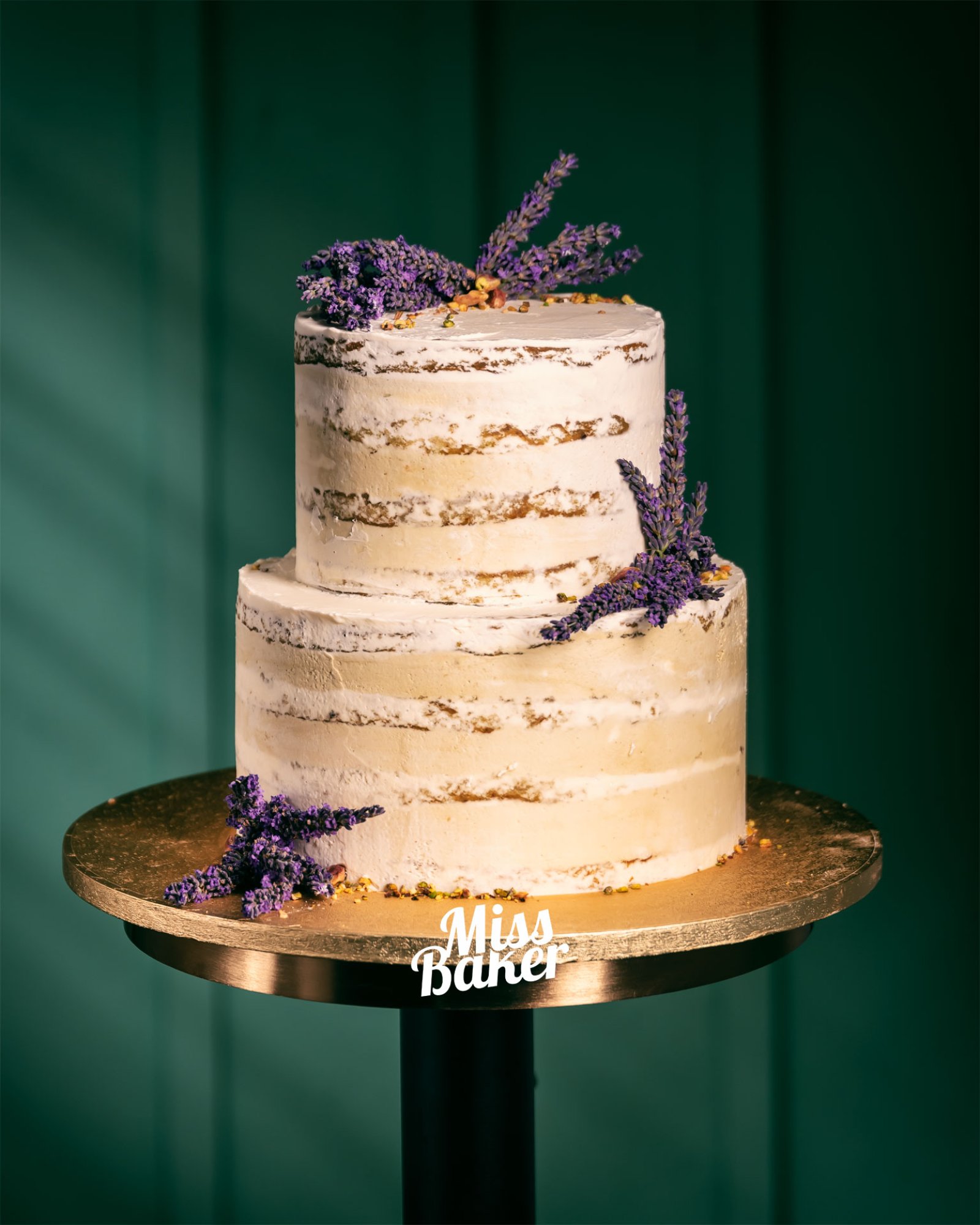 Torturi de nuntă de la Miss Baker — două niveluri, finisaj rustic, lavandă proaspătă
