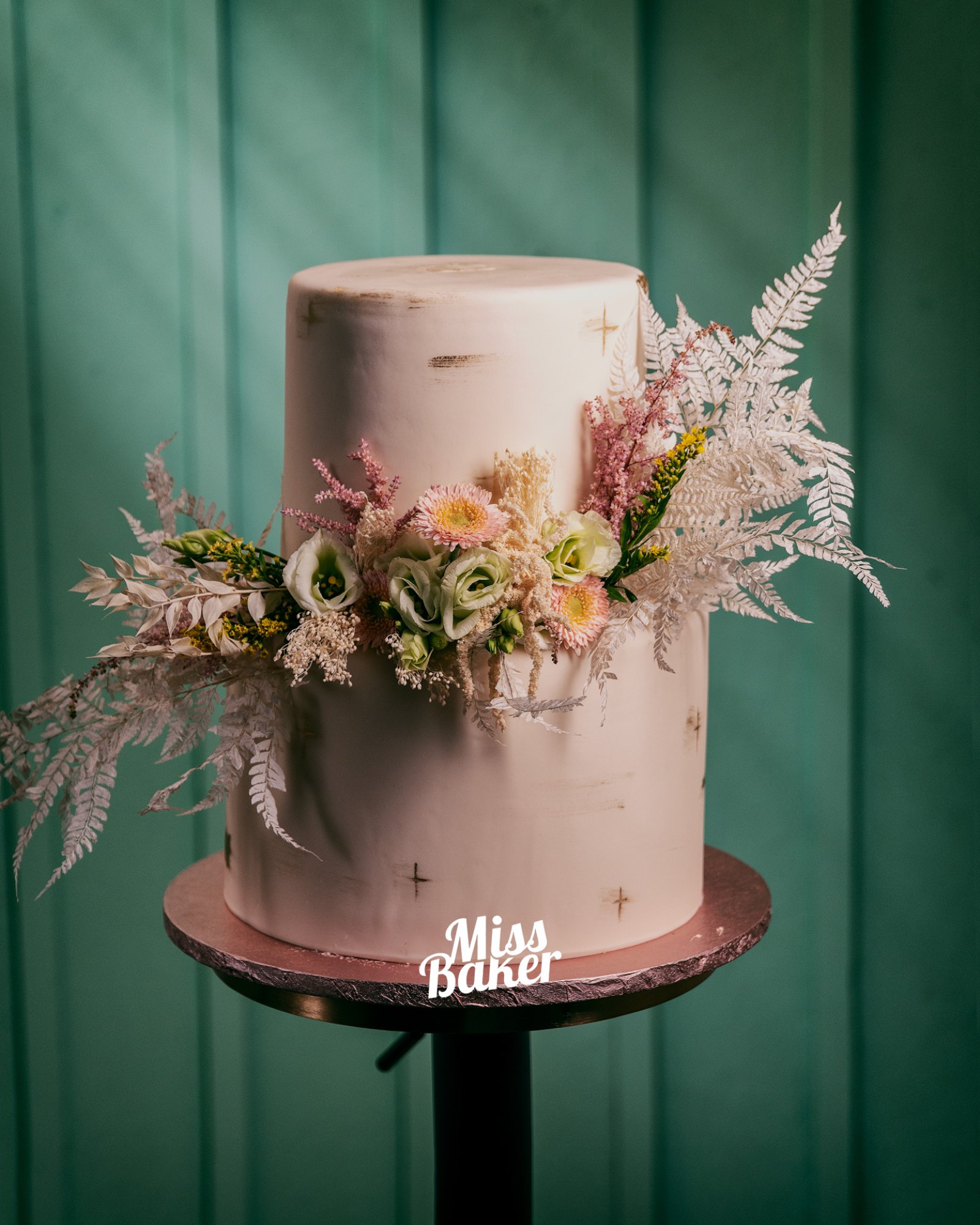 Torturi de nuntă de la Miss Baker — finisaj semi-naked, aranjament floral lateral, flori naturale pastel