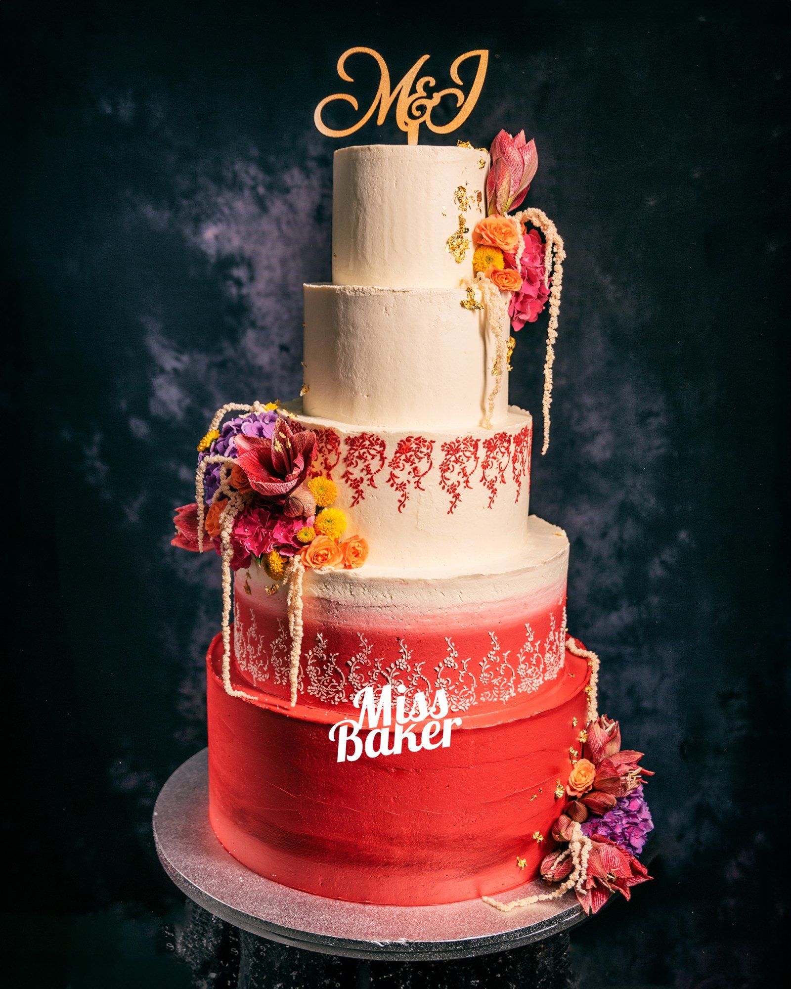 Torturi de nuntă de la Miss Baker — patru niveluri, topper personalizat inițiale, flori naturale fucsia