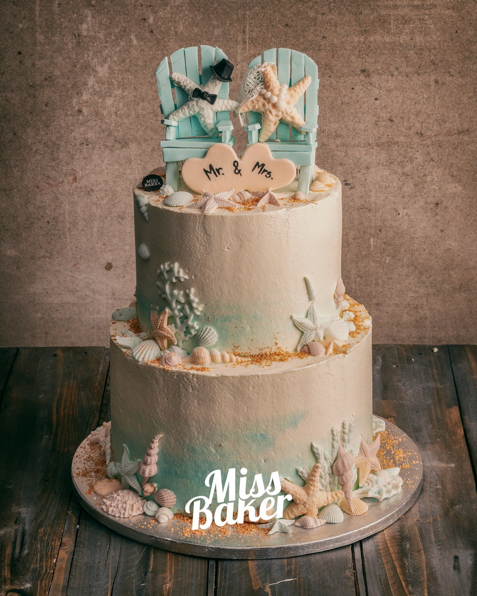 Torturi de nuntă de la Miss Baker — scaun miniatural turcoaz, stea de mare decorativă, scoică modelată