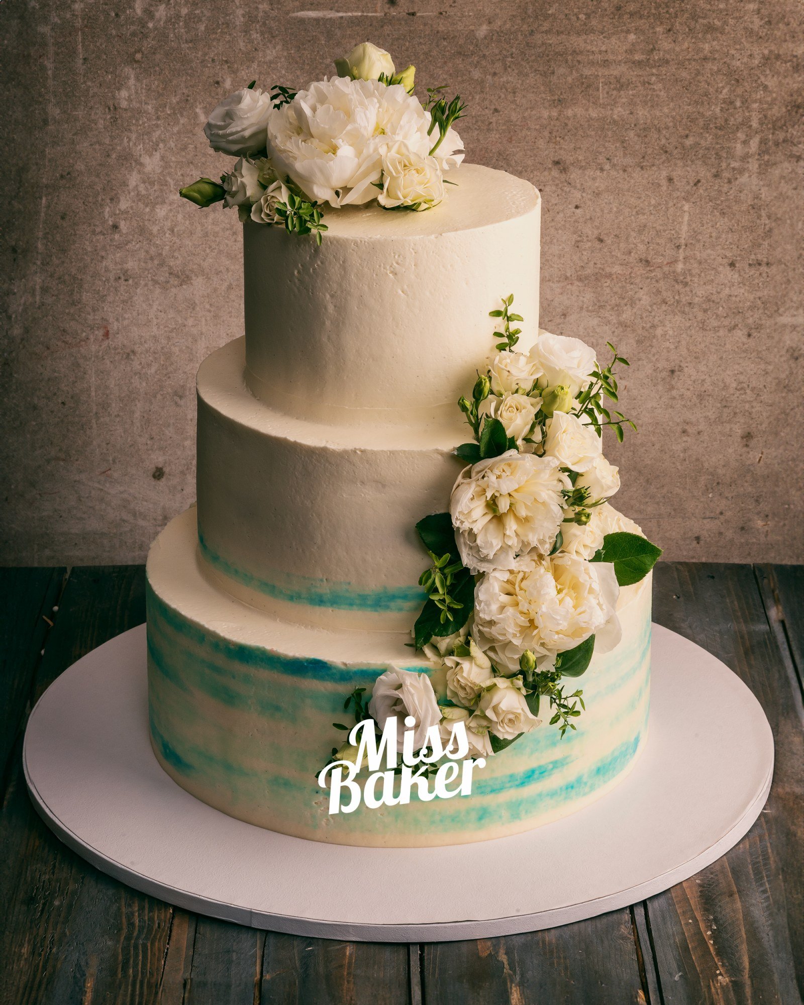 Torturi de nuntă de la Miss Baker — trei niveluri, flori naturale albe, aranjament floral diagonal