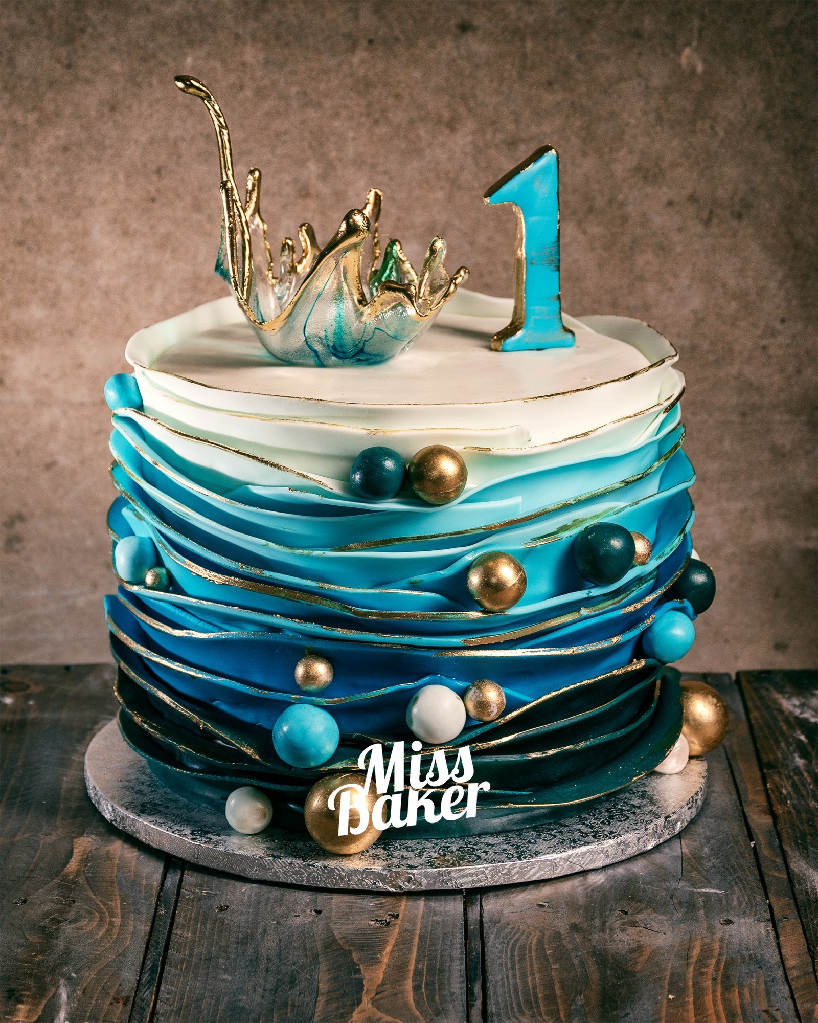 Toturi pentru copii — valuri fondant albastre, bile decorative aurii, bile decorative albastre — Miss Baker Constanța