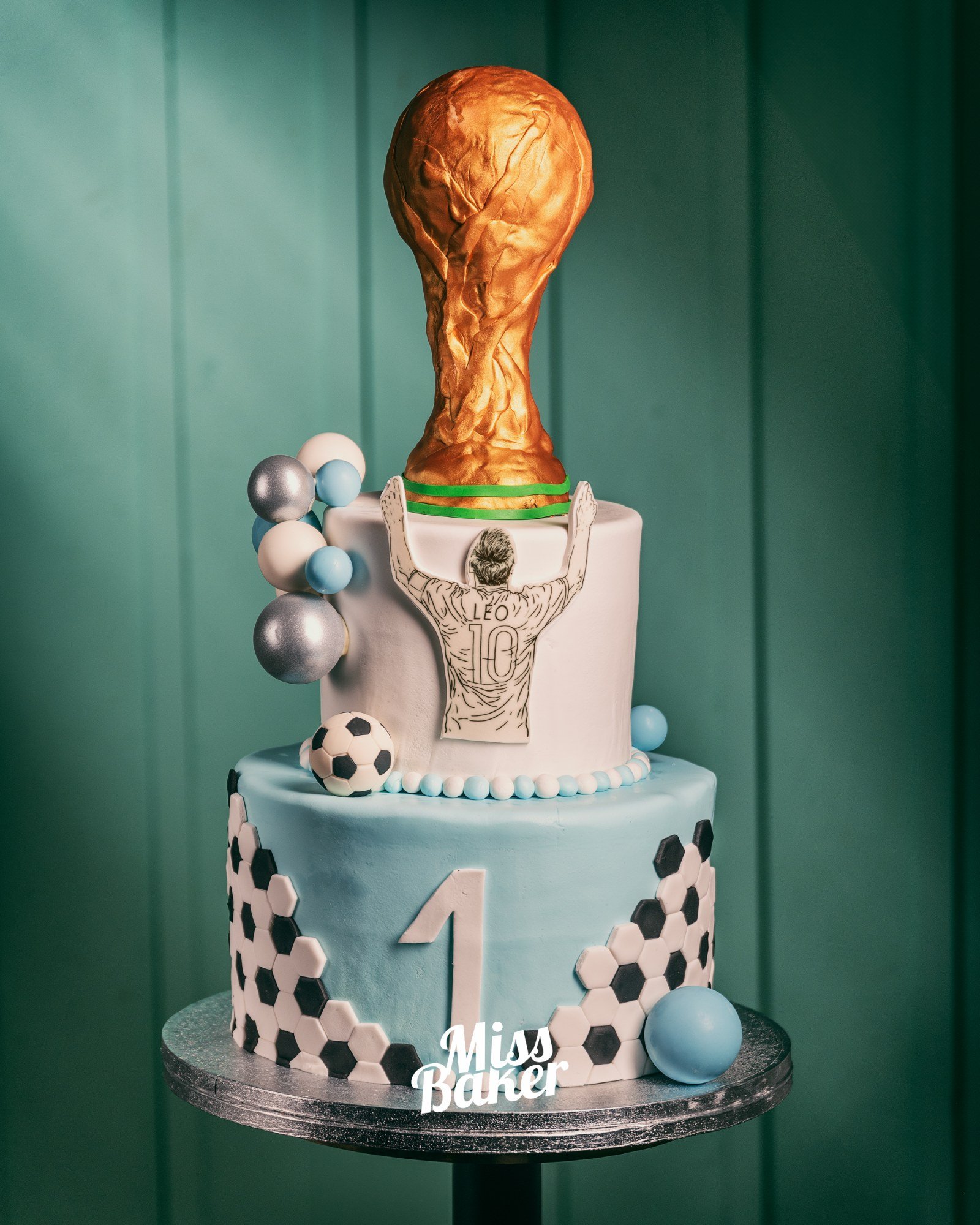 Toturi pentru copii — trofeu Cupa Mondială auriu, margele decorative metalizate, minge fotbal fondant — Miss Baker Constanța