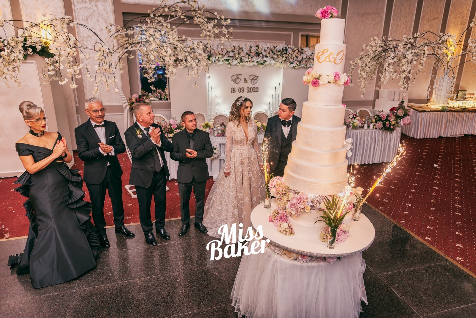Torturi WoW — șapte niveluri, topper personalizat auriu, flori naturale pastel — Miss Baker Constanța