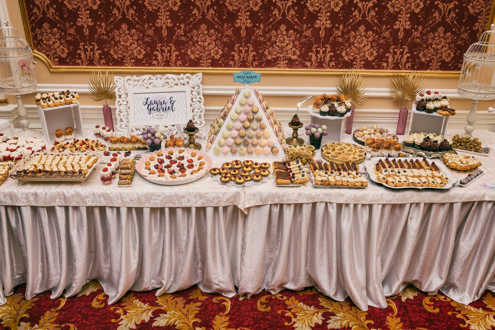 Bine ai venit în lumea Miss Baker — piramidă macarons, macarons pastel, prăjituri miniaturale