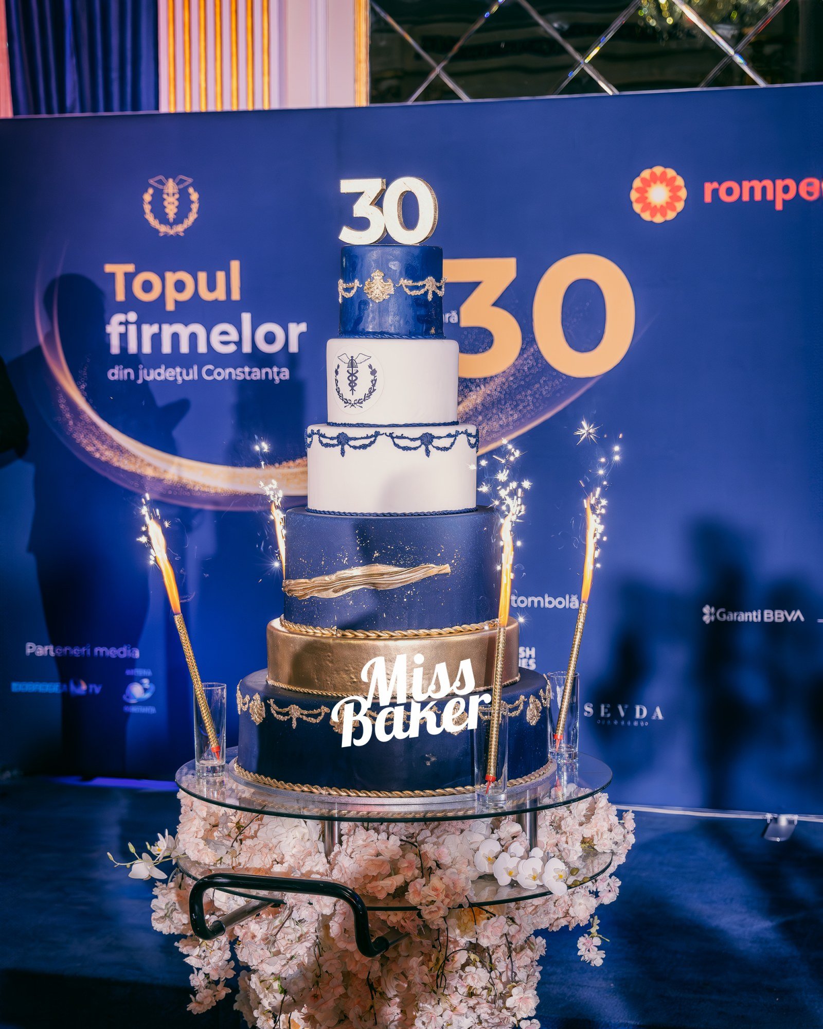 Torturi Corporate — albastru regal, patru niveluri, accent auriu — Miss Baker Constanța