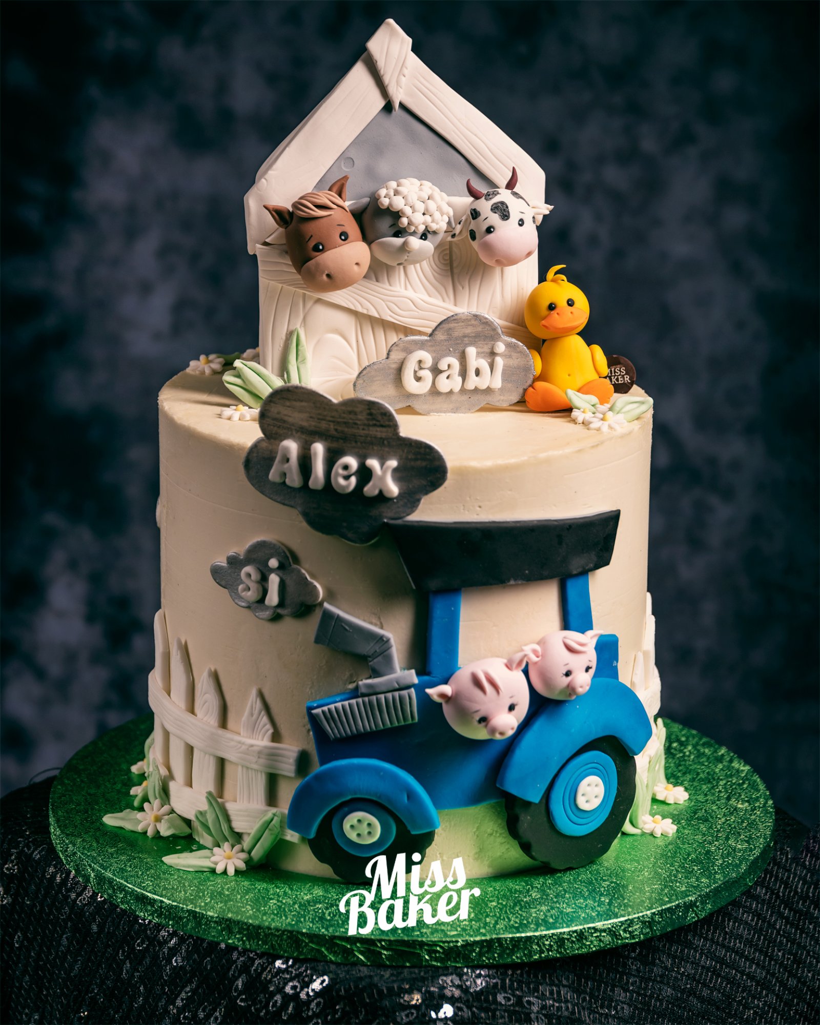Toturi pentru copii — tractor albastru modelat, figurine animale fermă, gard alb decorativ — Miss Baker Constanța