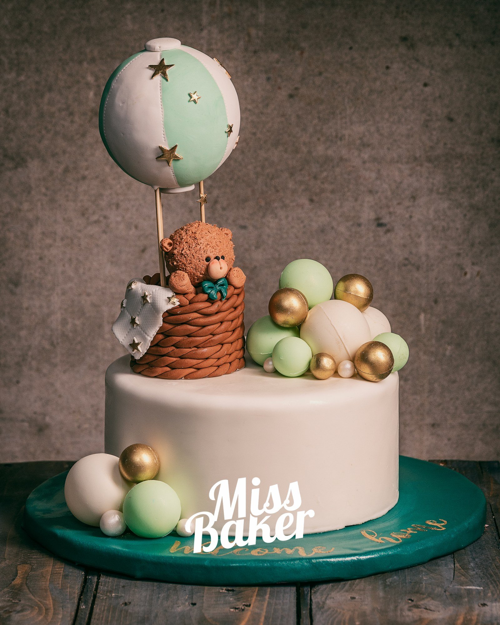 Toturi pentru copii — ursuleț modelat, coș împletit maro, balon aer cald decorativ — Miss Baker Constanța