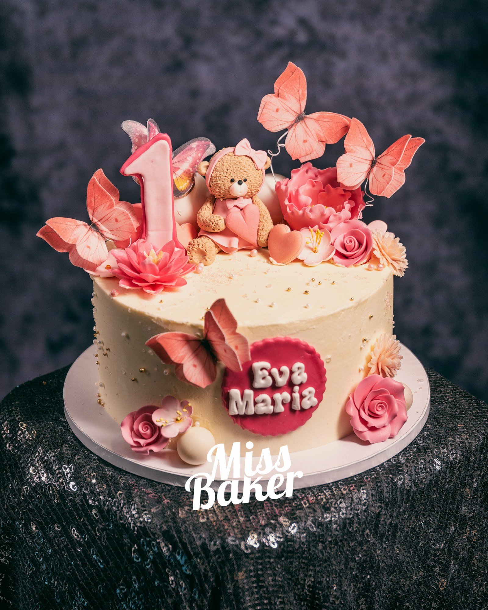 Toturi pentru copii — fluturi roz pastel, ursuleț decorativ central, floare modelată manual — Miss Baker Constanța