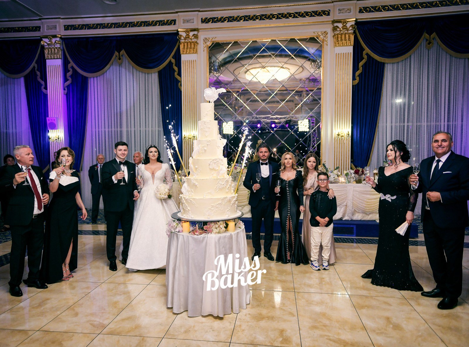 Torturi WoW — cinci niveluri, detaliu sculptat, flori ivoire — Miss Baker Constanța