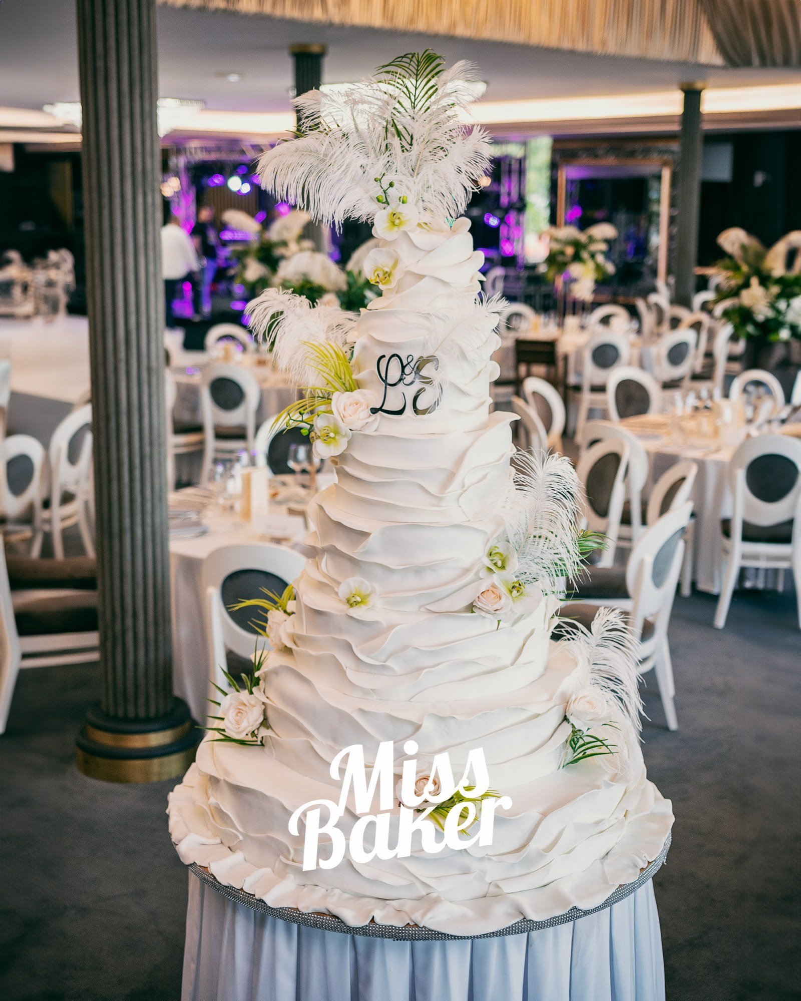 Torturi WoW — cinci niveluri, valuri albe suprapuse, pene decorative — Miss Baker Constanța