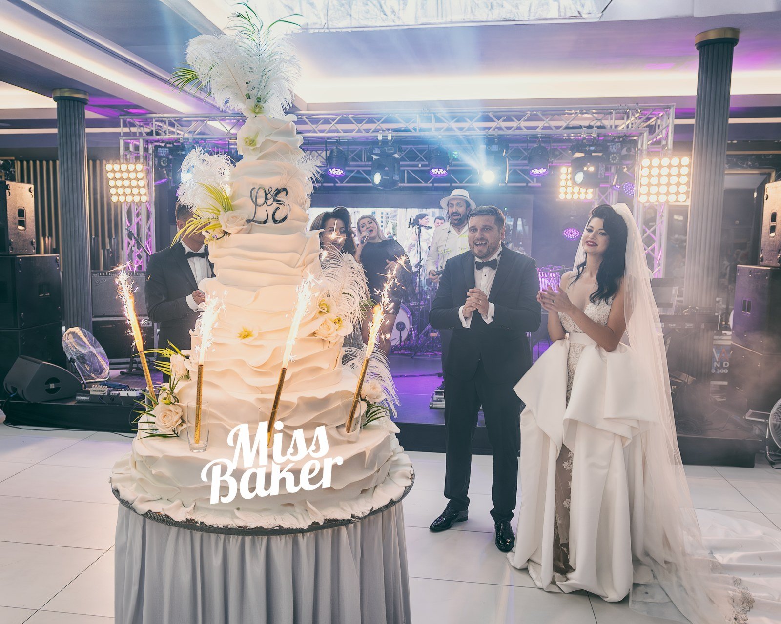 Torturi WoW — patru niveluri, alb, detaliu ondulat — Miss Baker Constanța
