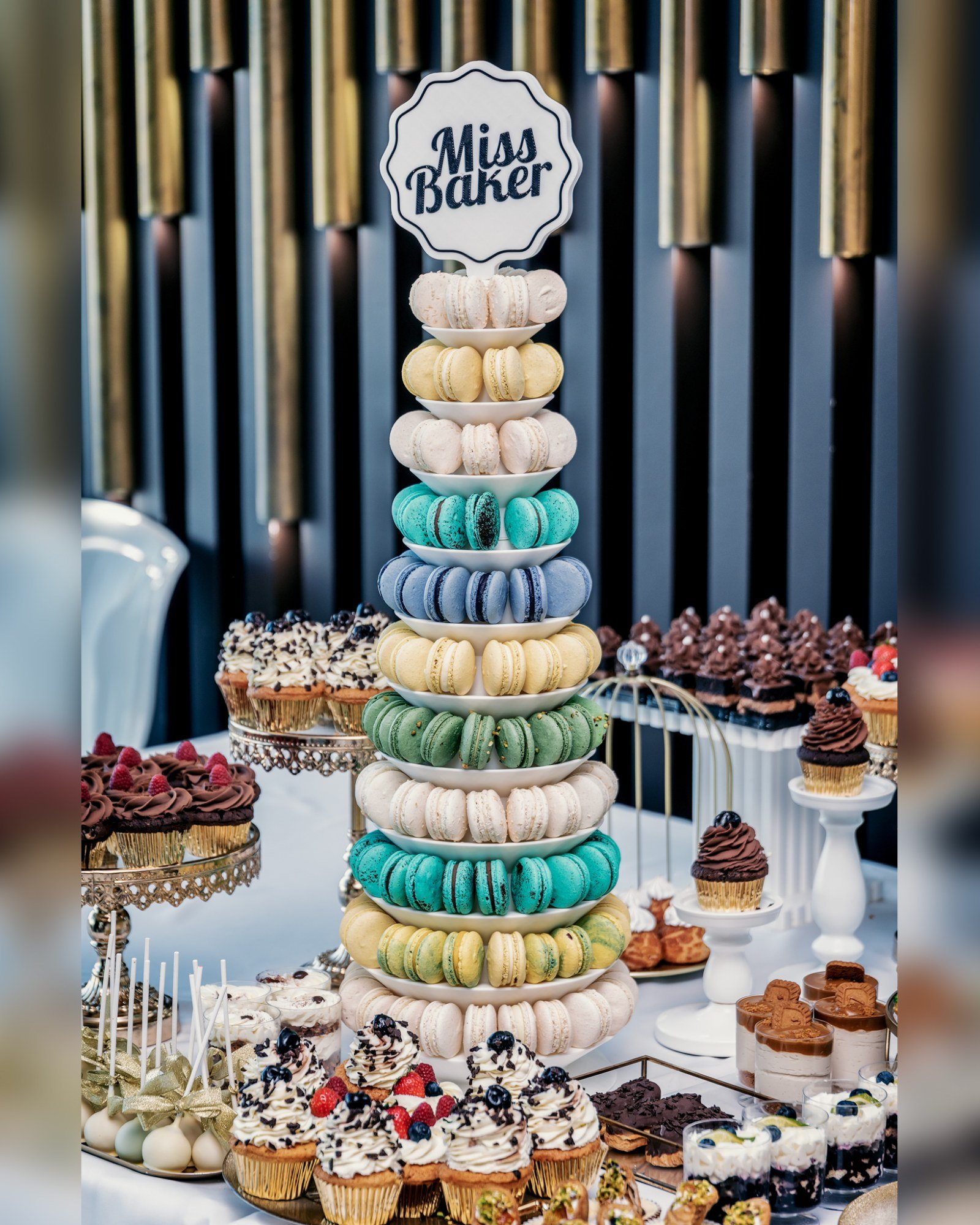 Candy Bar pentru nuntă — turn macarons, candy bar, aranjament vertical — Miss Baker Constanța