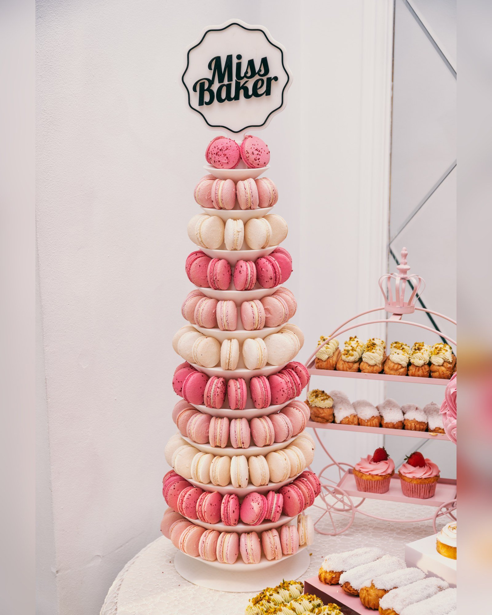 Candy Bar pentru nuntă — turn macarons, aranjament vertical, pastel — Miss Baker Constanța