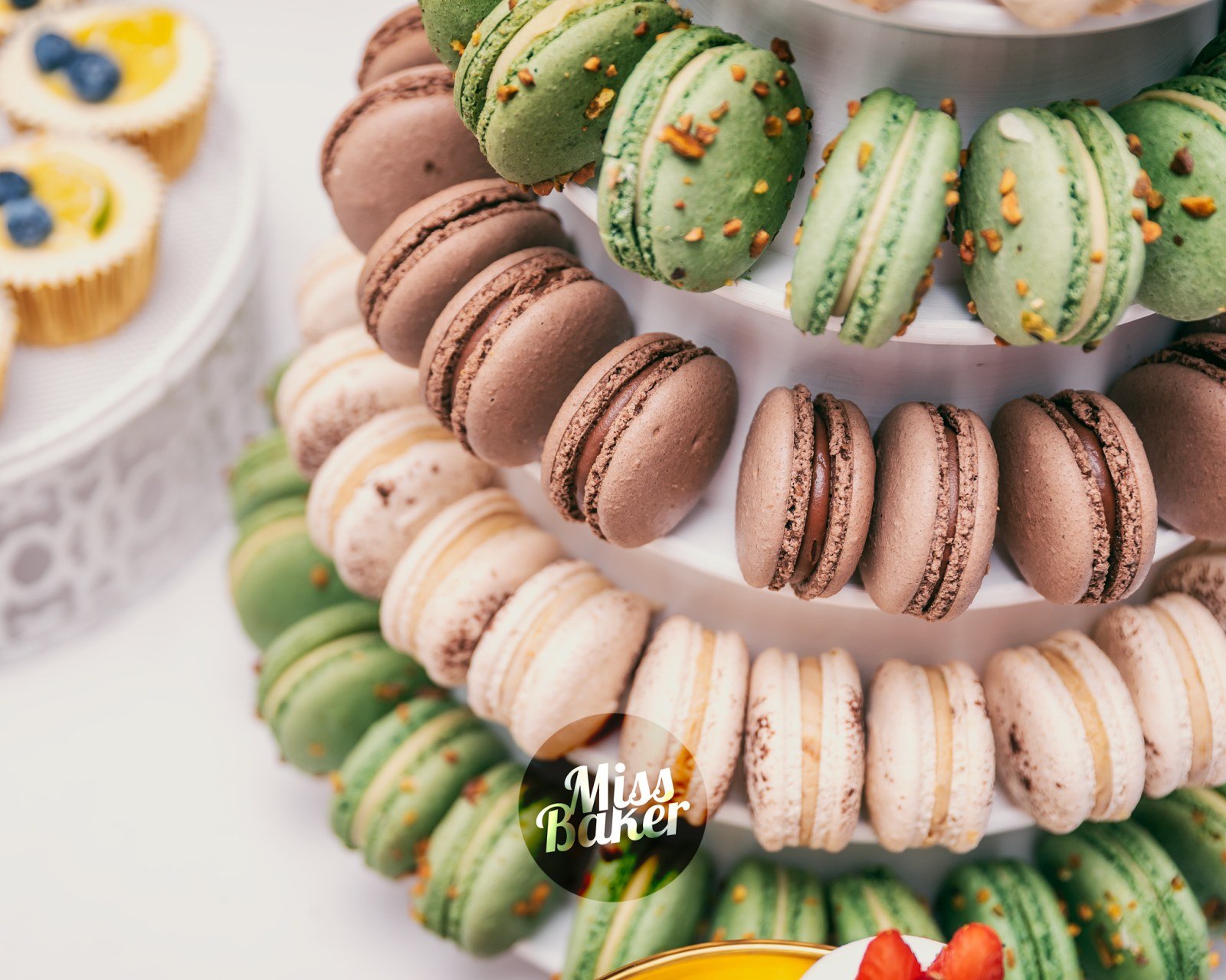 Candy Bar pentru nuntă — macarons, turn macarons, trei niveluri — Miss Baker Constanța