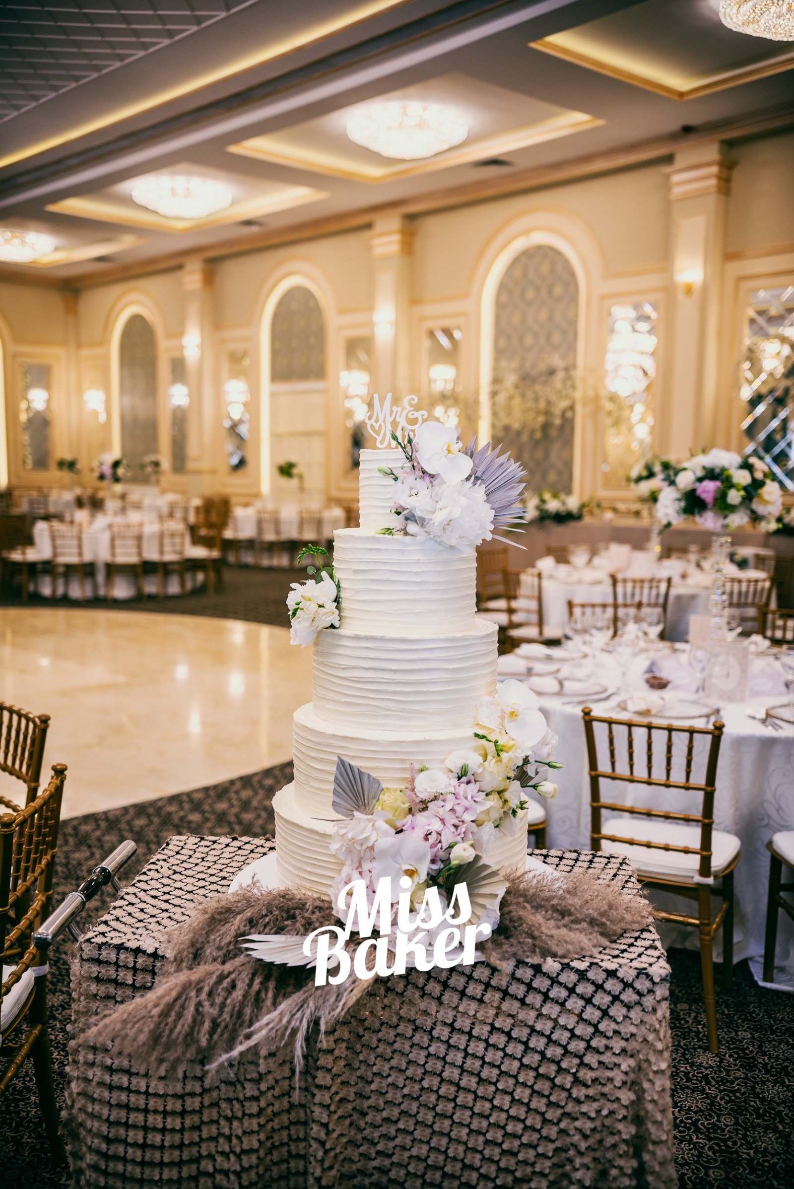 La Prezentara Tortului — tort etajat, patru niveluri, decor nuntă — Miss Baker Constanța