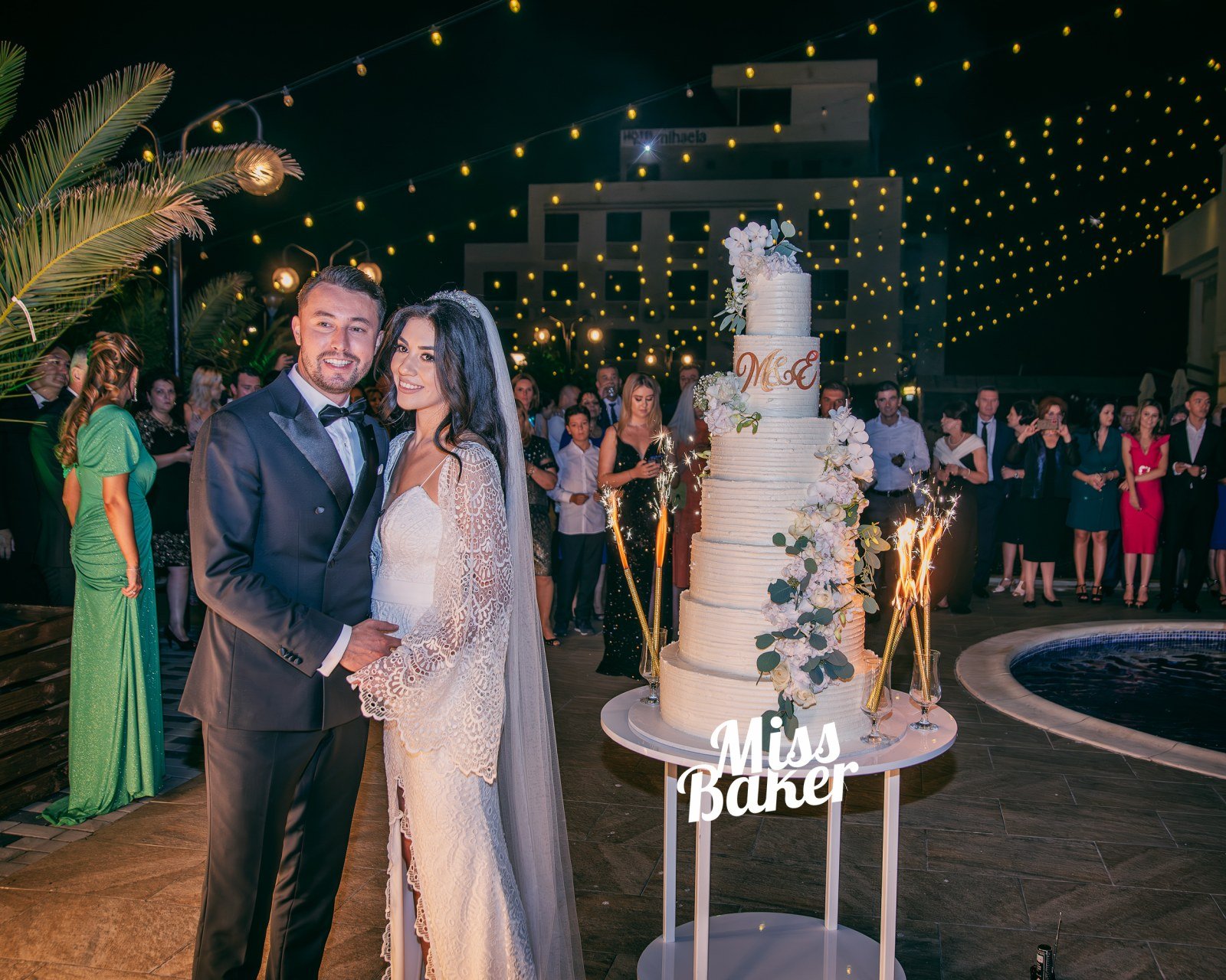 Torturi WoW — cinci niveluri, flori naturale albe, inițiale aurii — Miss Baker Constanța