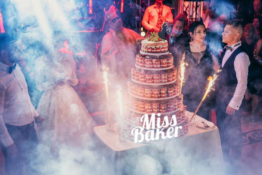 borcane suprapuse, etajare cilindrică, artificii laterale — Miss Baker Constanța